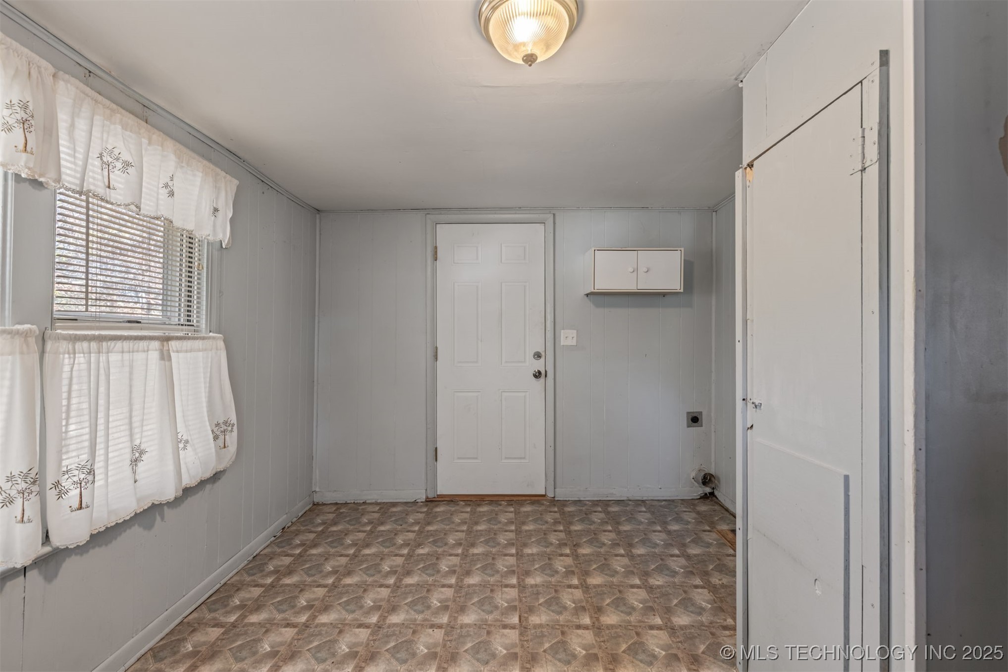 1043 N Valley Drive Property Photo 36