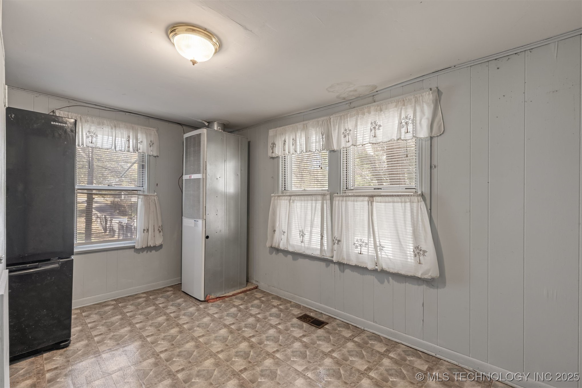 1043 N Valley Drive Property Photo 39