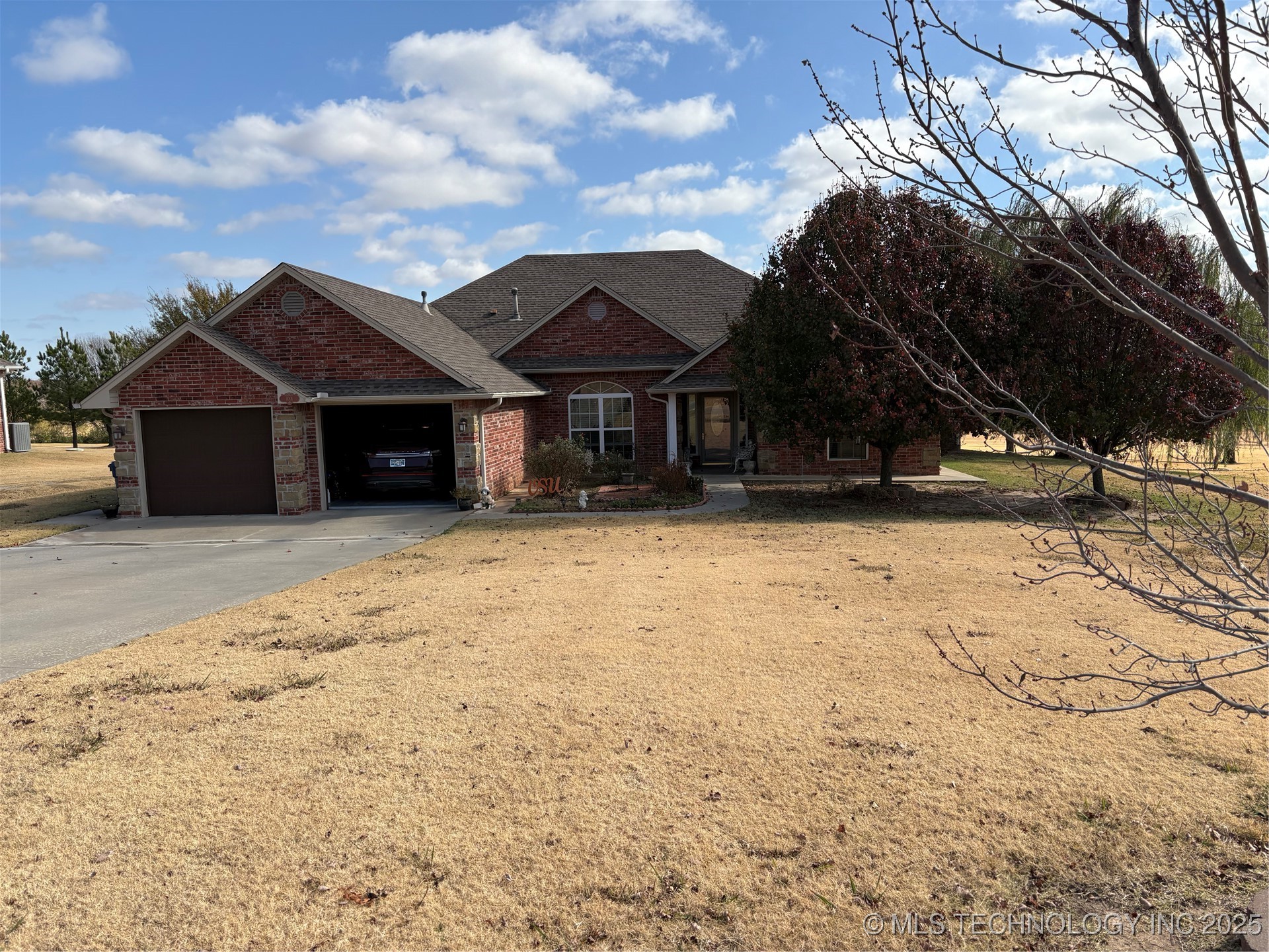 1001 Country Club Property Photo 2