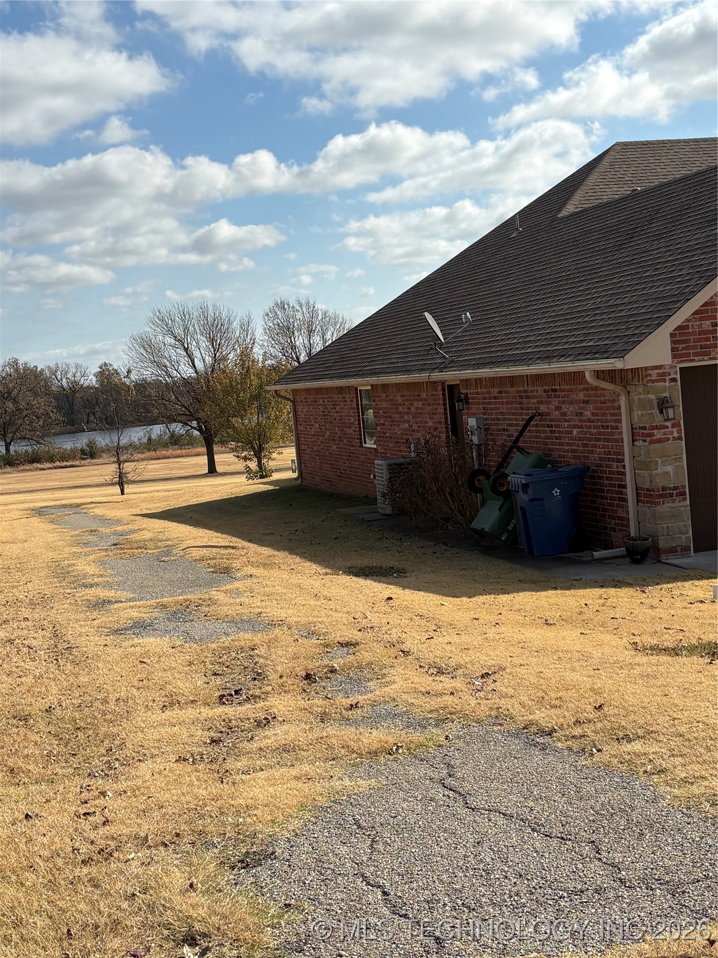 1001 Country Club Property Photo 3