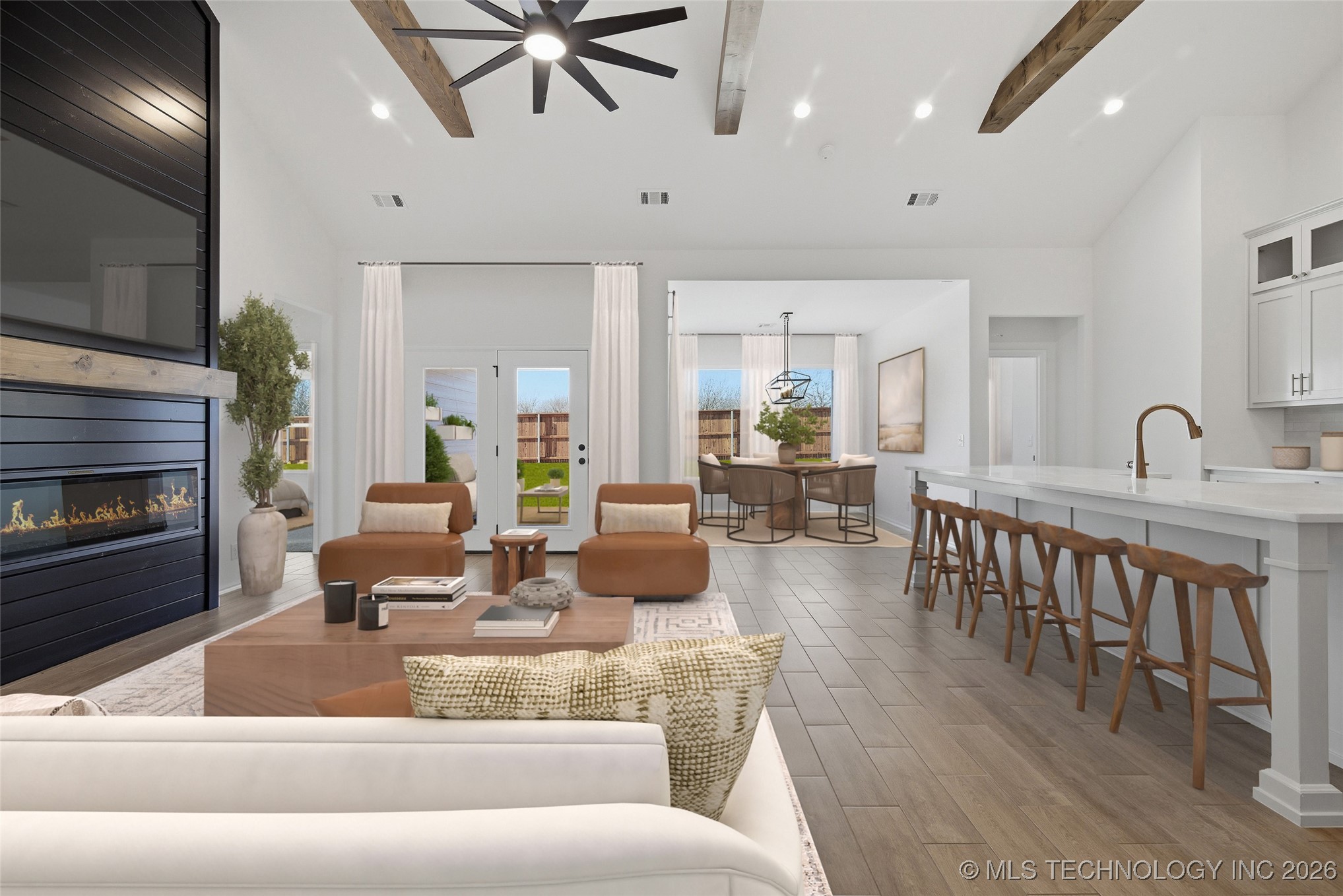 4932 N Walnut Avenue Property Photo 6