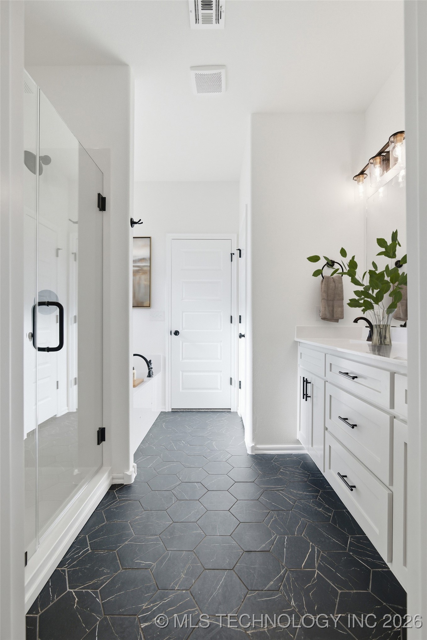 4932 N Walnut Avenue Property Photo 28