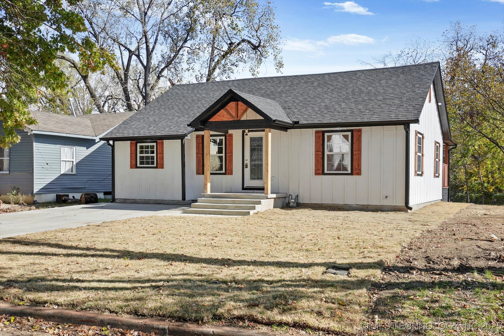 1049 N Oswego Avenue Property Photo 2