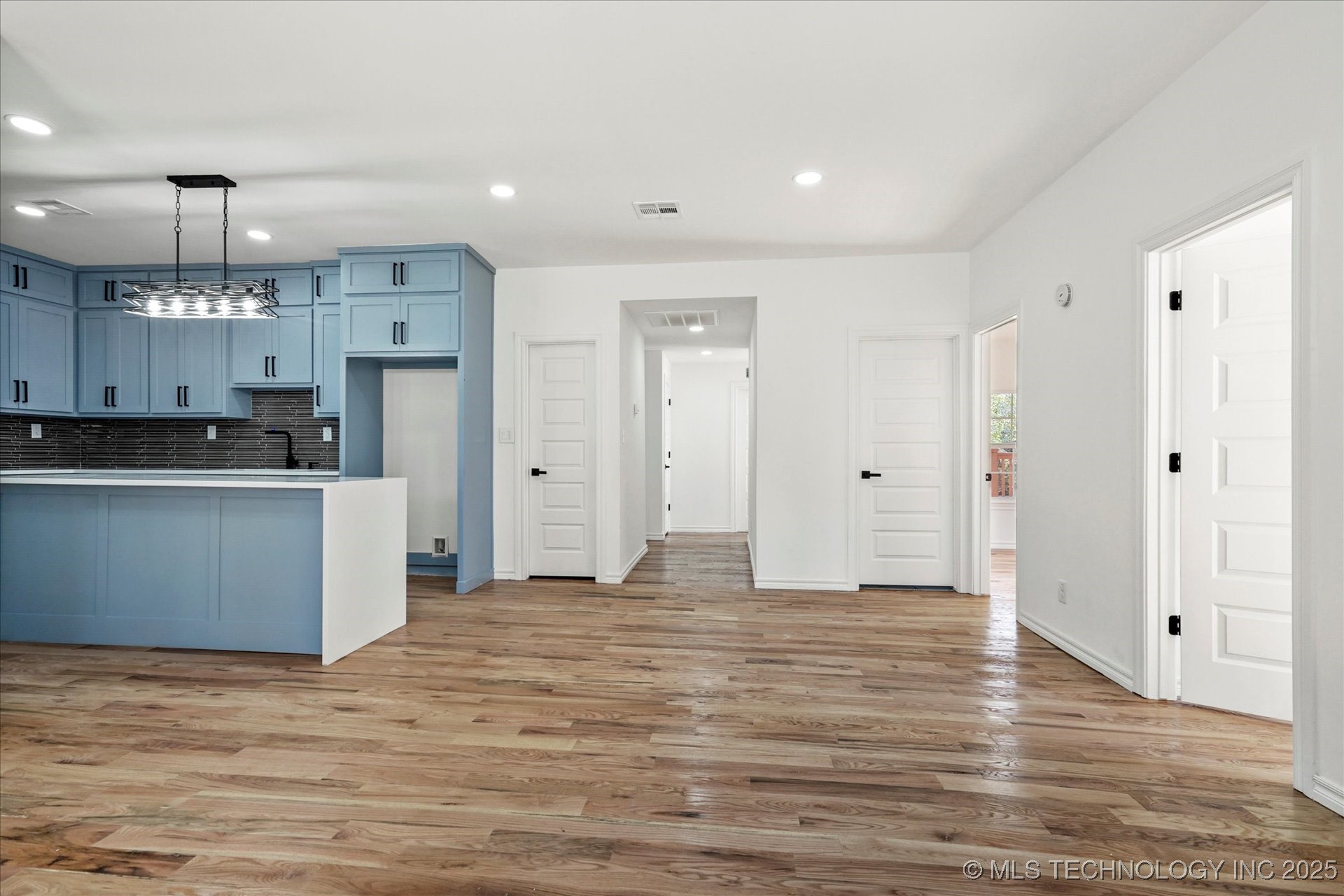 1049 N Oswego Avenue Property Photo 3