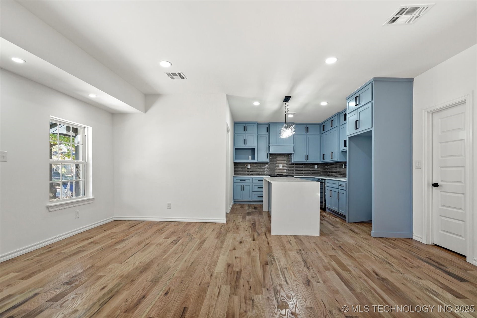 1049 N Oswego Avenue Property Photo 4