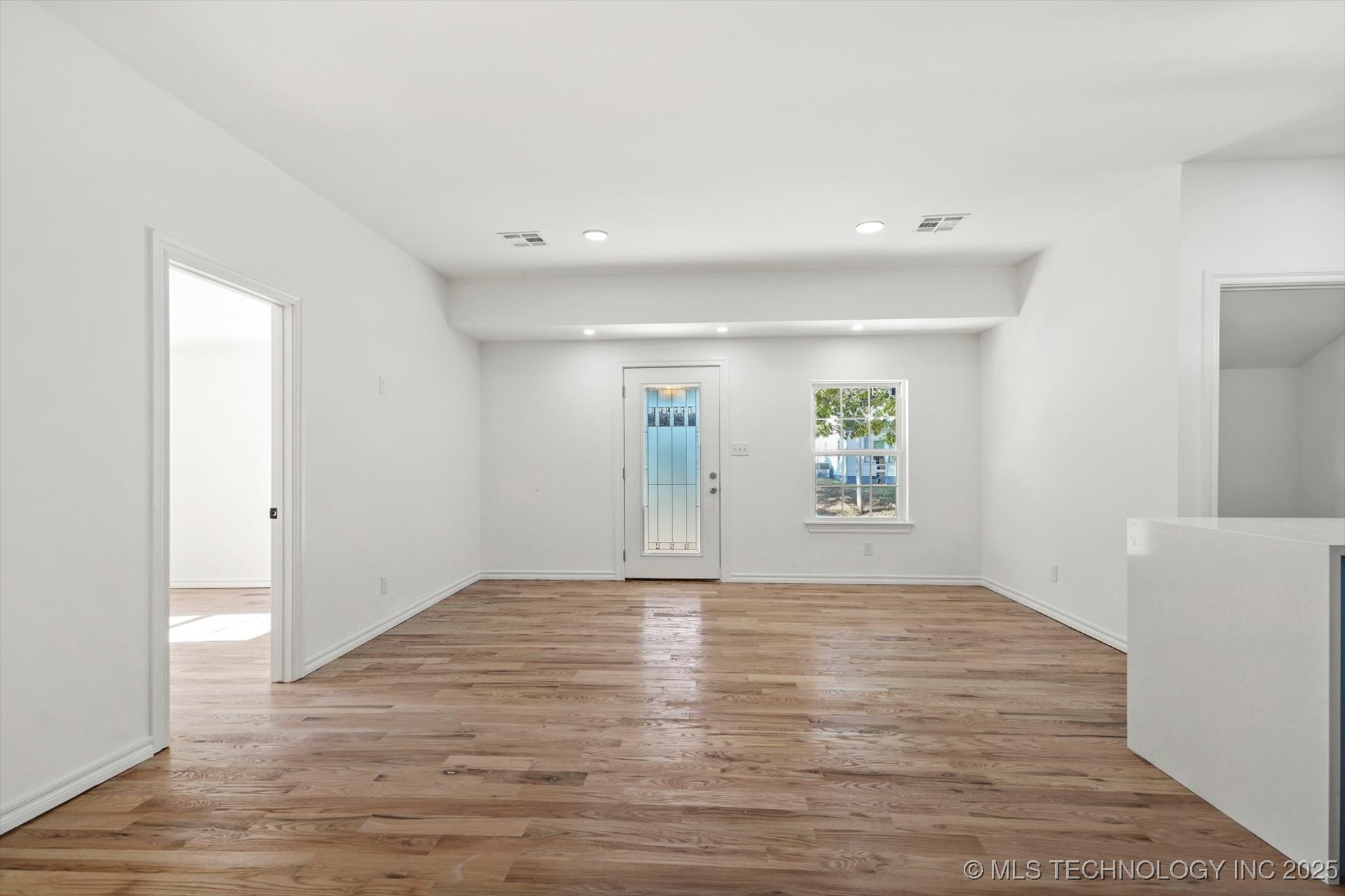 1049 N Oswego Avenue Property Photo 5