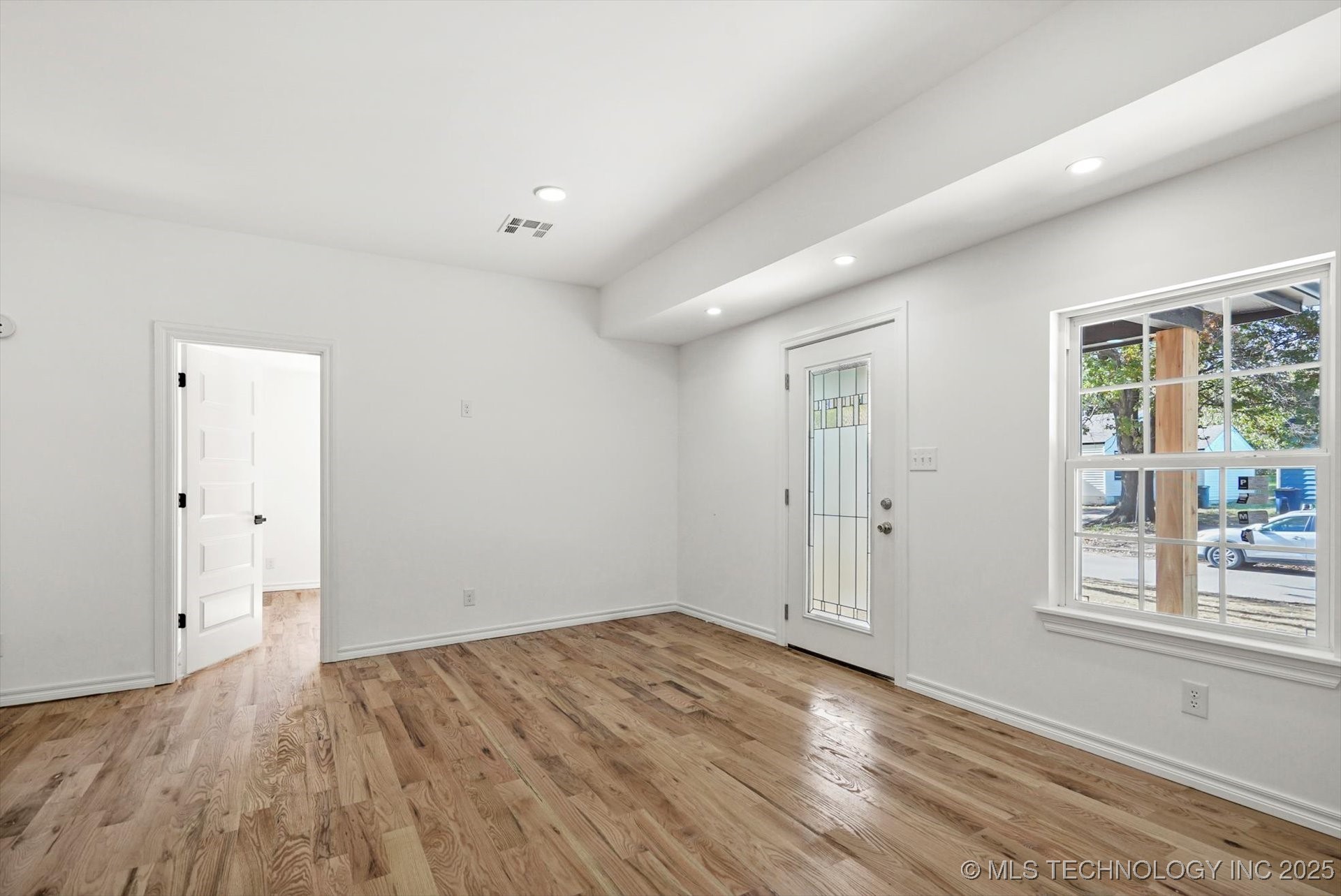 1049 N Oswego Avenue Property Photo 6