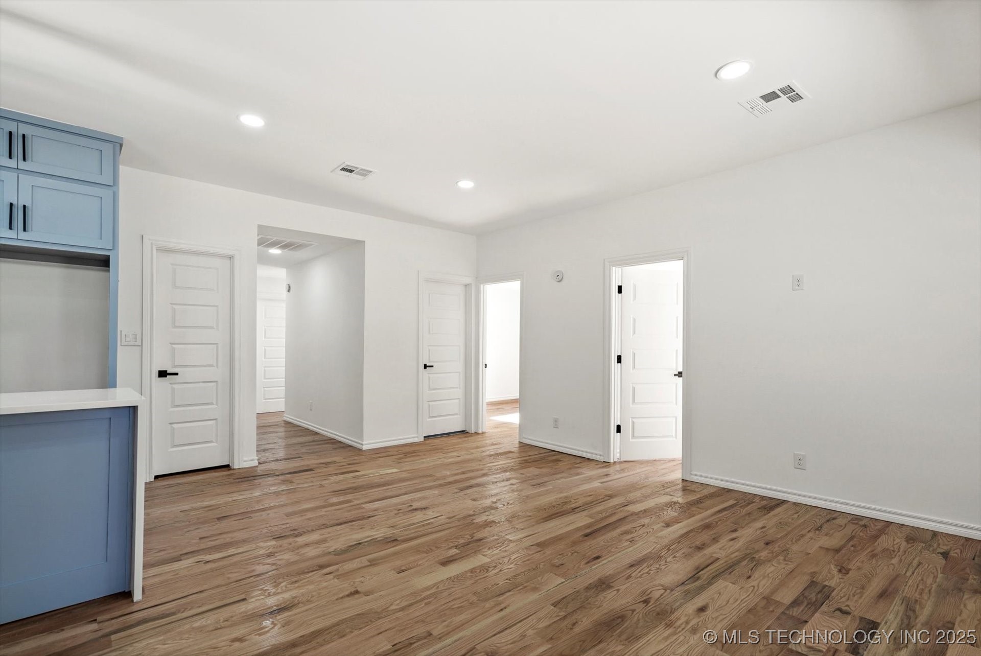 1049 N Oswego Avenue Property Photo 7