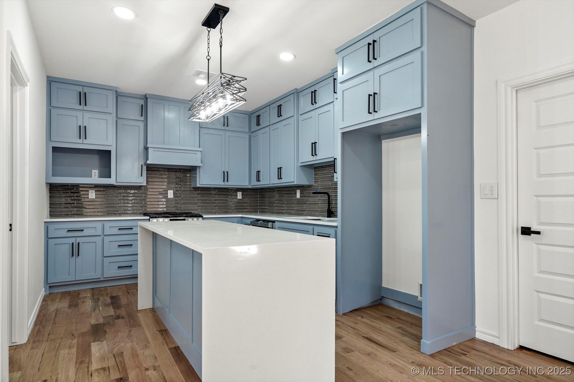 1049 N Oswego Avenue Property Photo 8