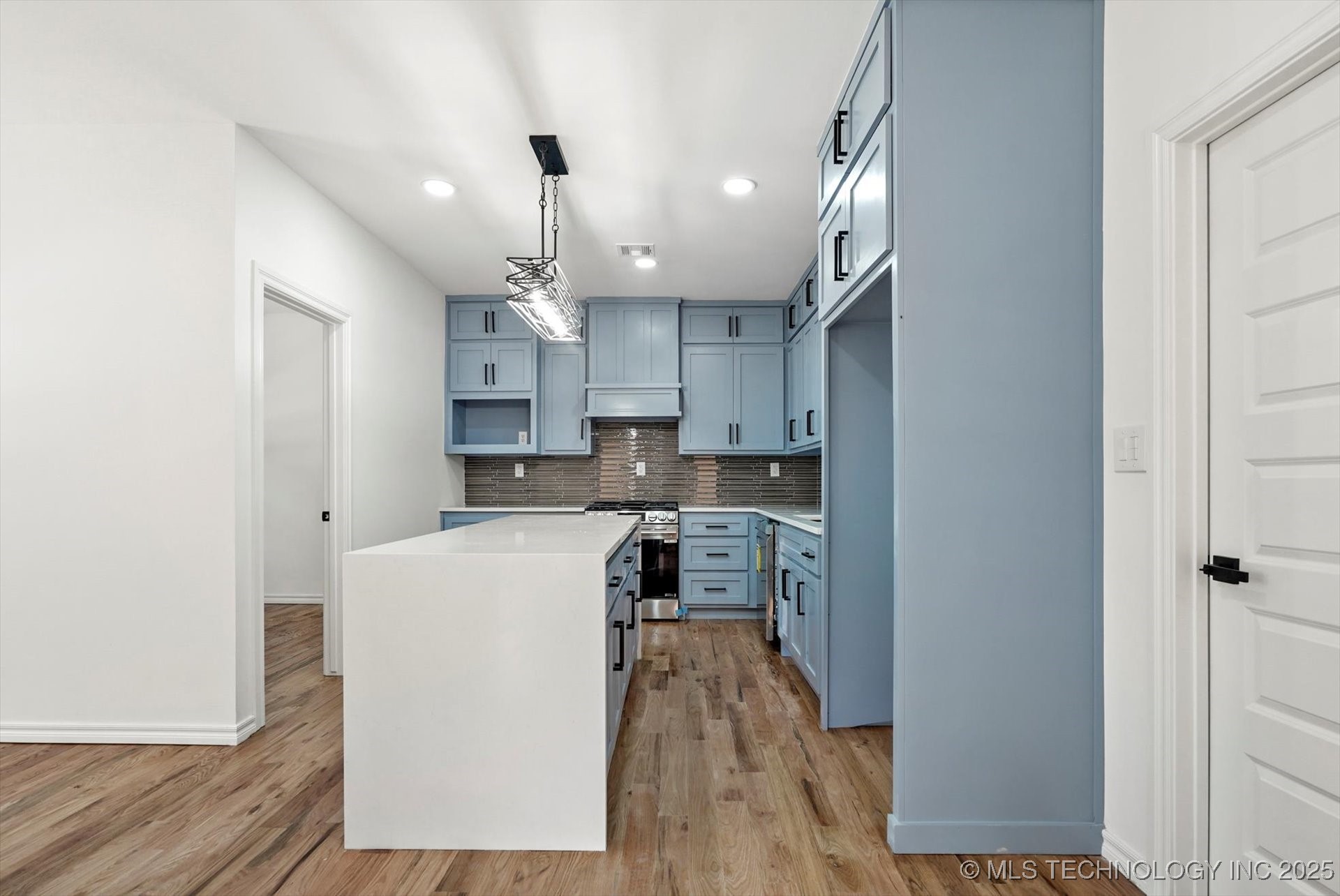 1049 N Oswego Avenue Property Photo 9