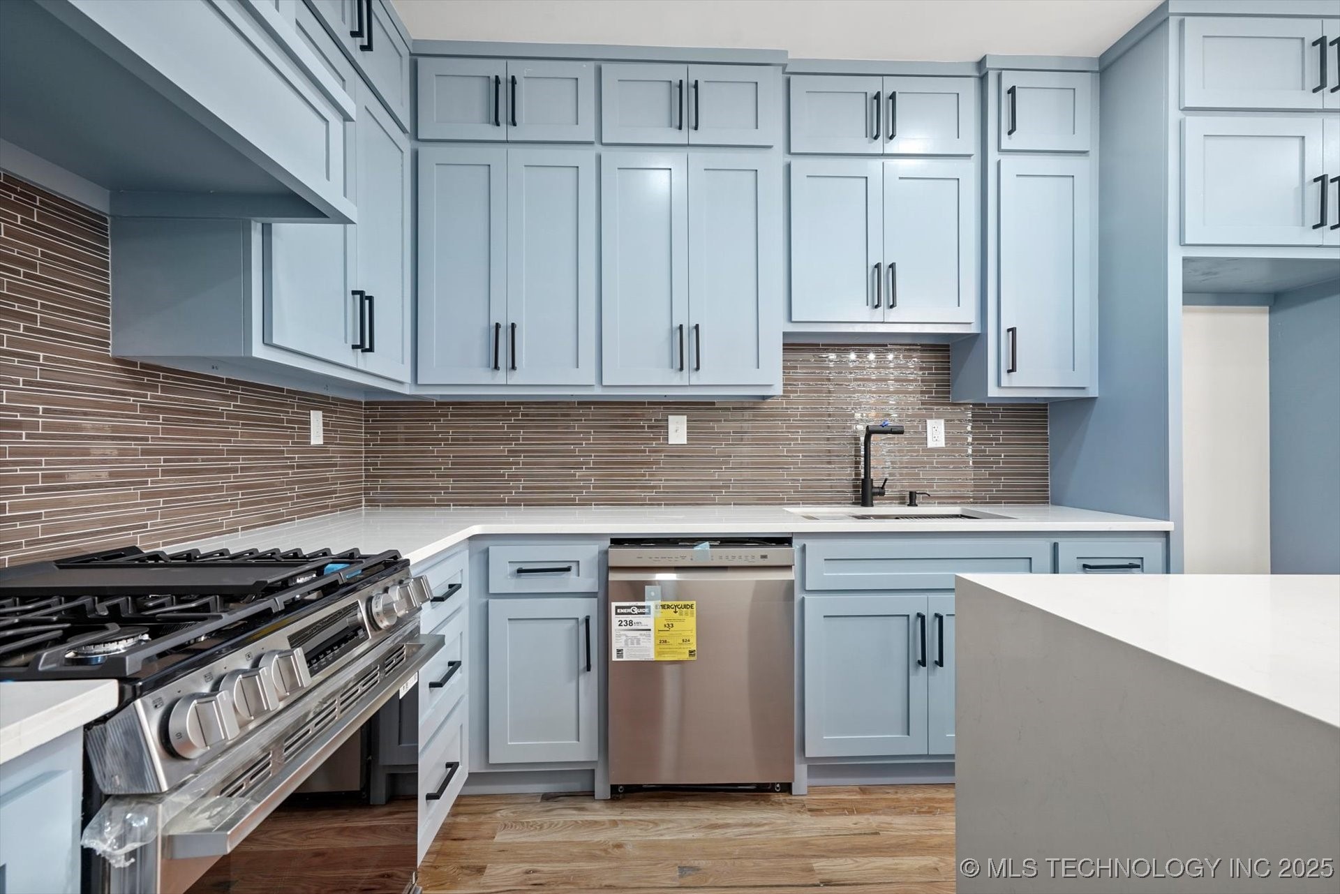 1049 N Oswego Avenue Property Photo 10