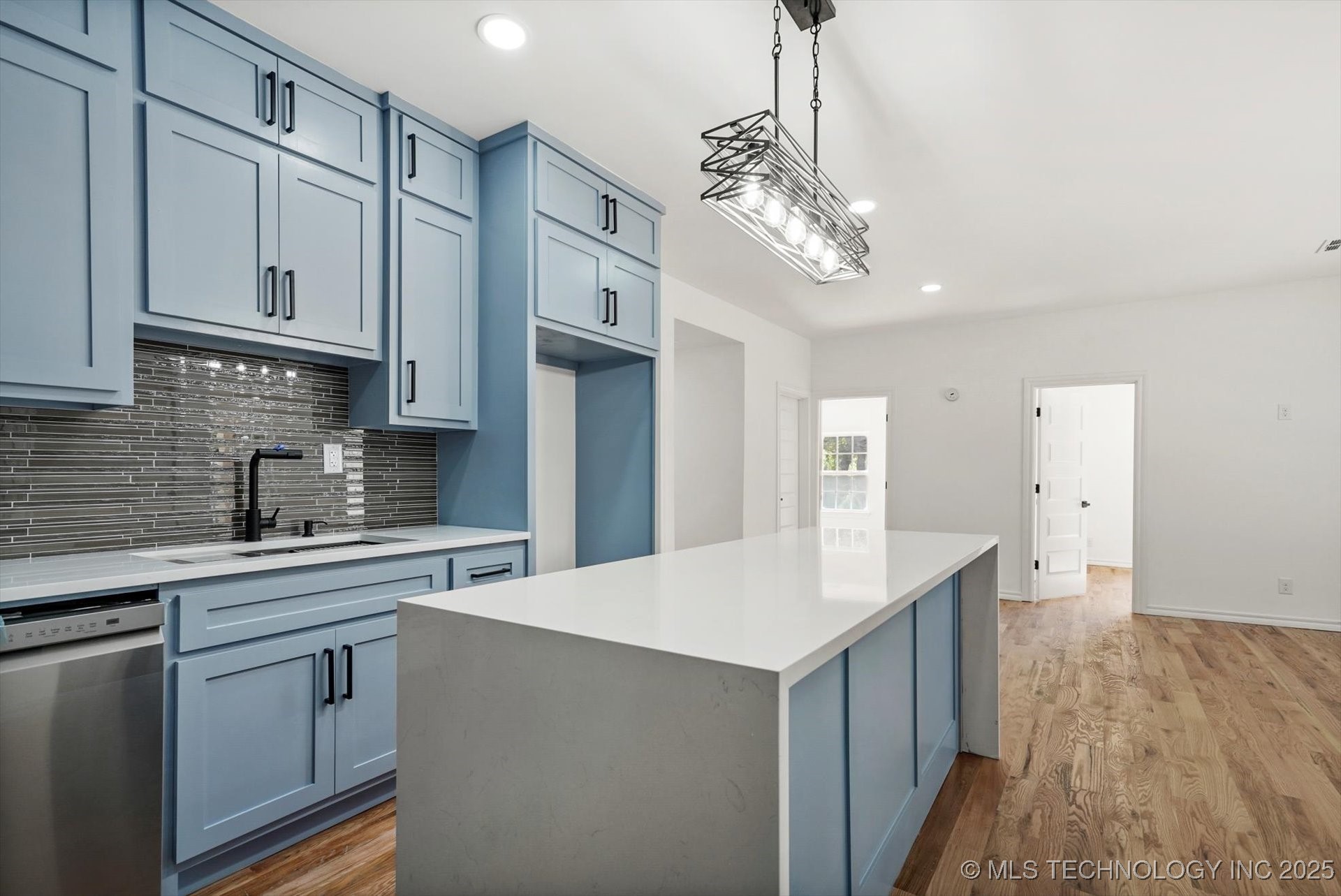 1049 N Oswego Avenue Property Photo 11