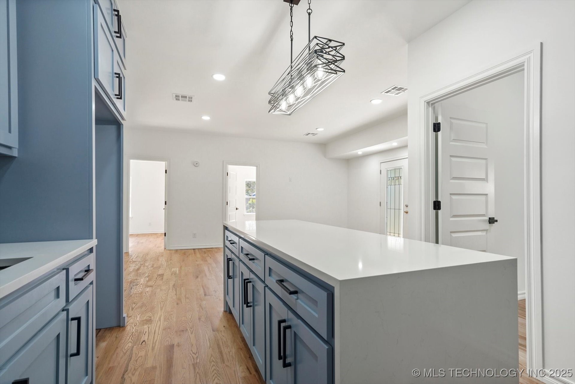 1049 N Oswego Avenue Property Photo 12