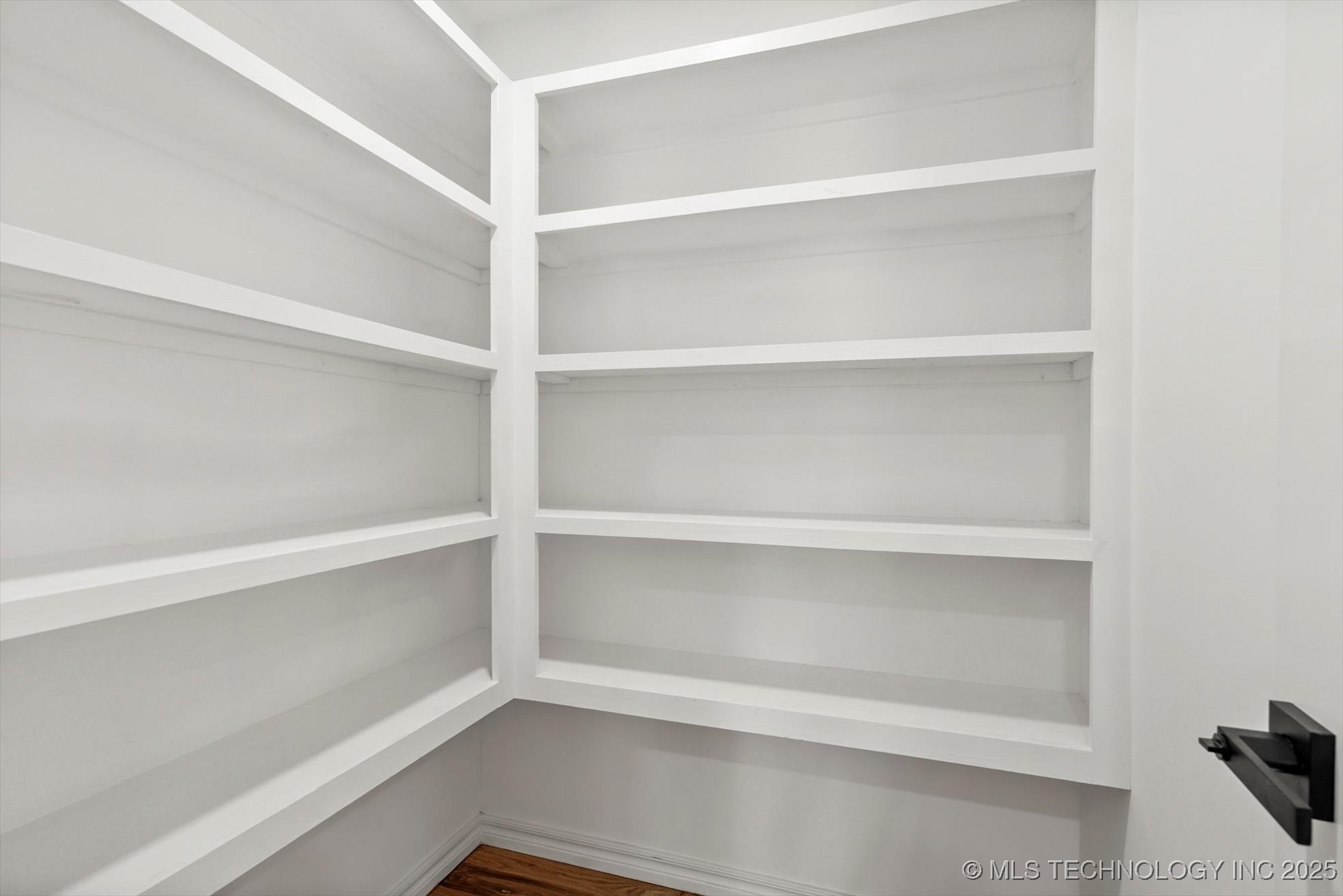 1049 N Oswego Avenue Property Photo 13