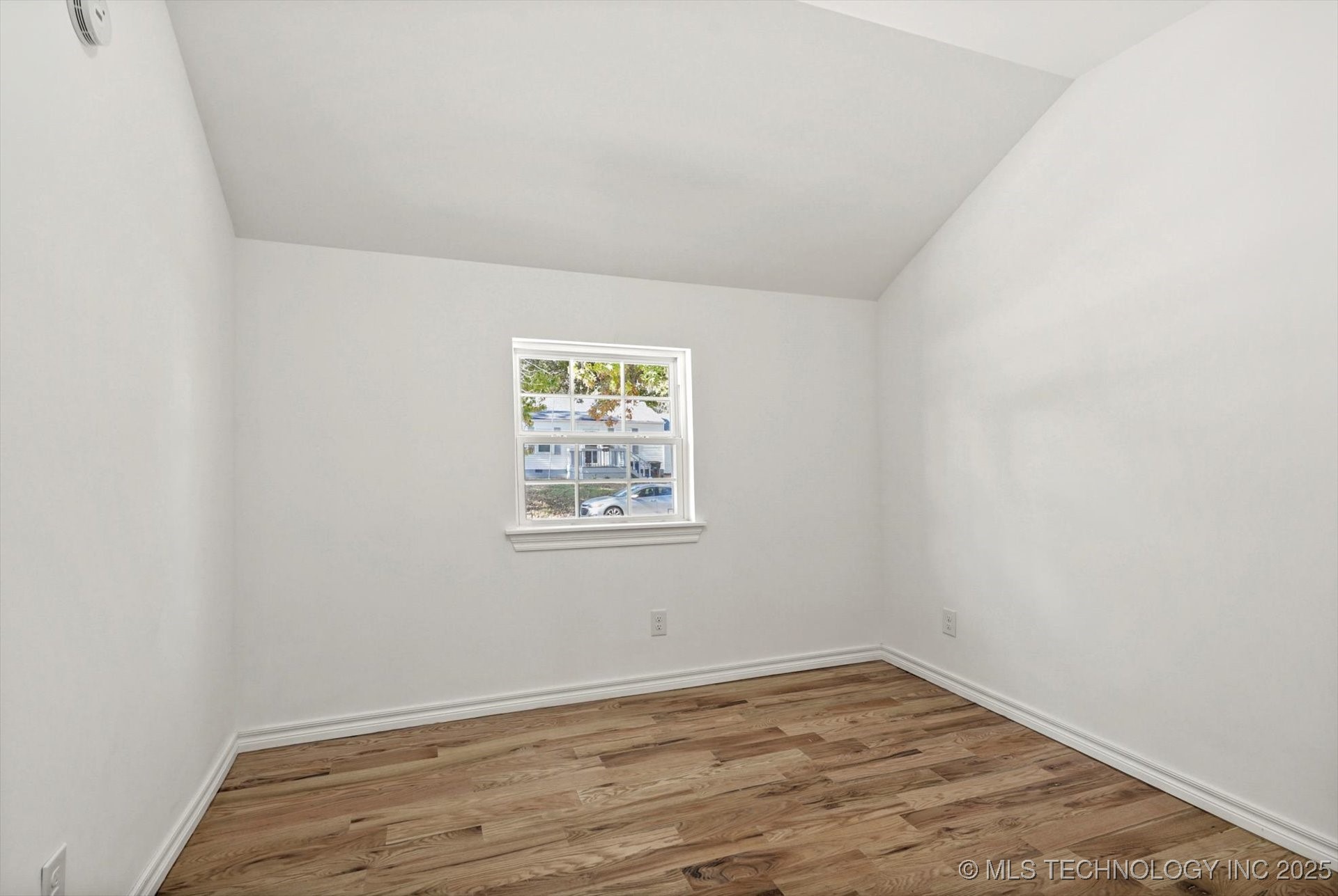 1049 N Oswego Avenue Property Photo 14