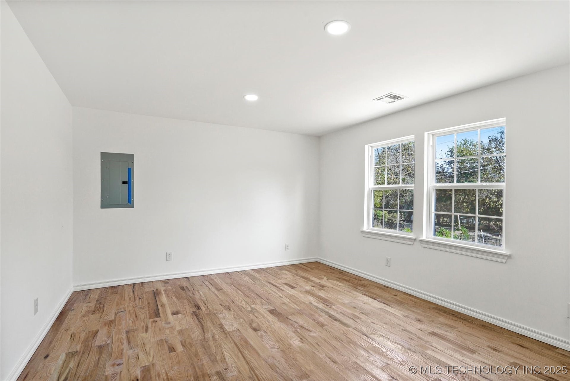 1049 N Oswego Avenue Property Photo 15