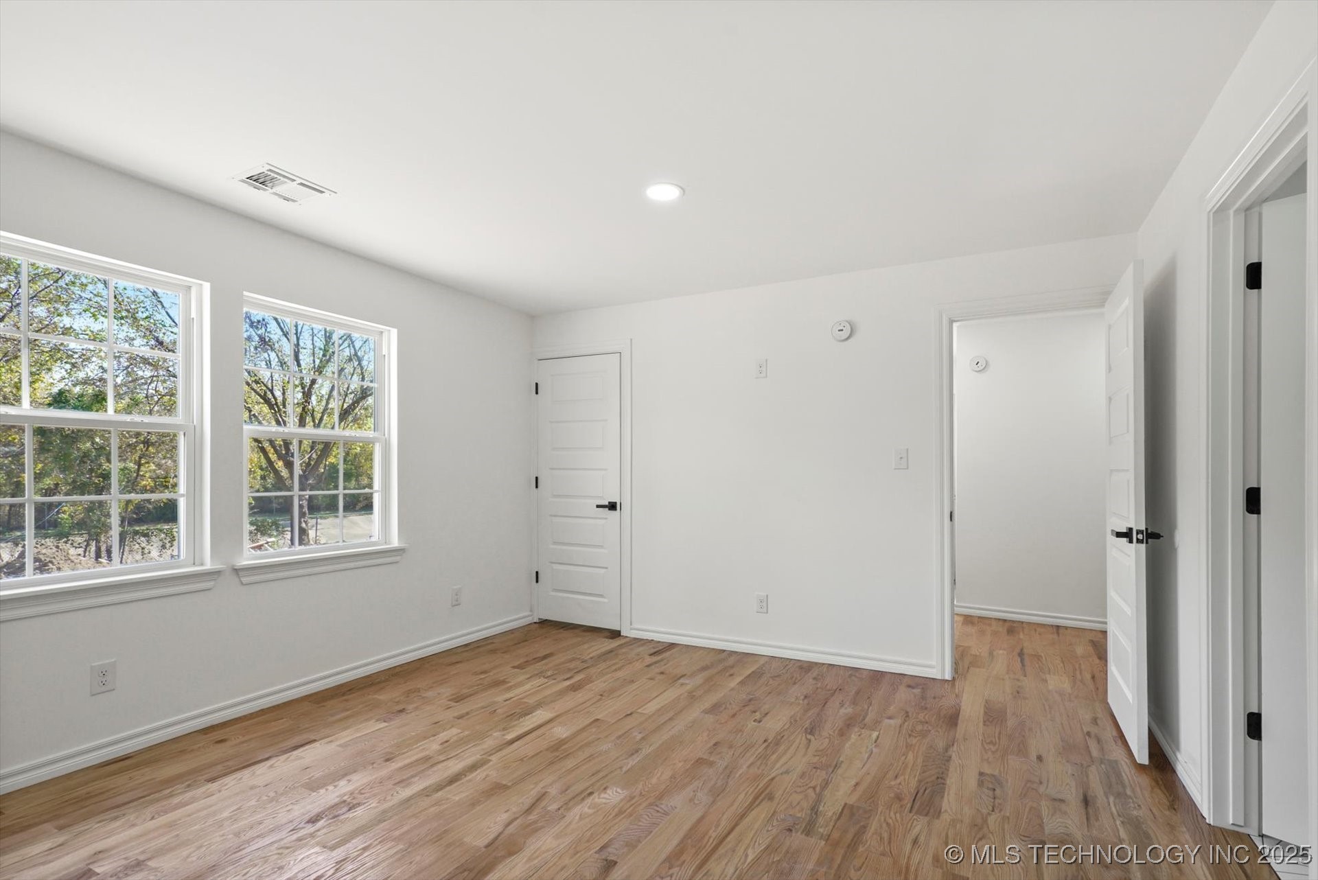 1049 N Oswego Avenue Property Photo 16