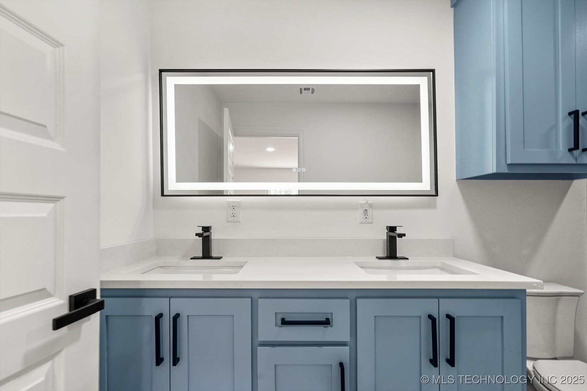 1049 N Oswego Avenue Property Photo 17