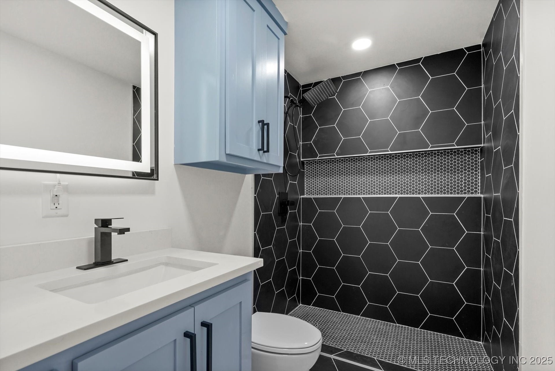 1049 N Oswego Avenue Property Photo 18