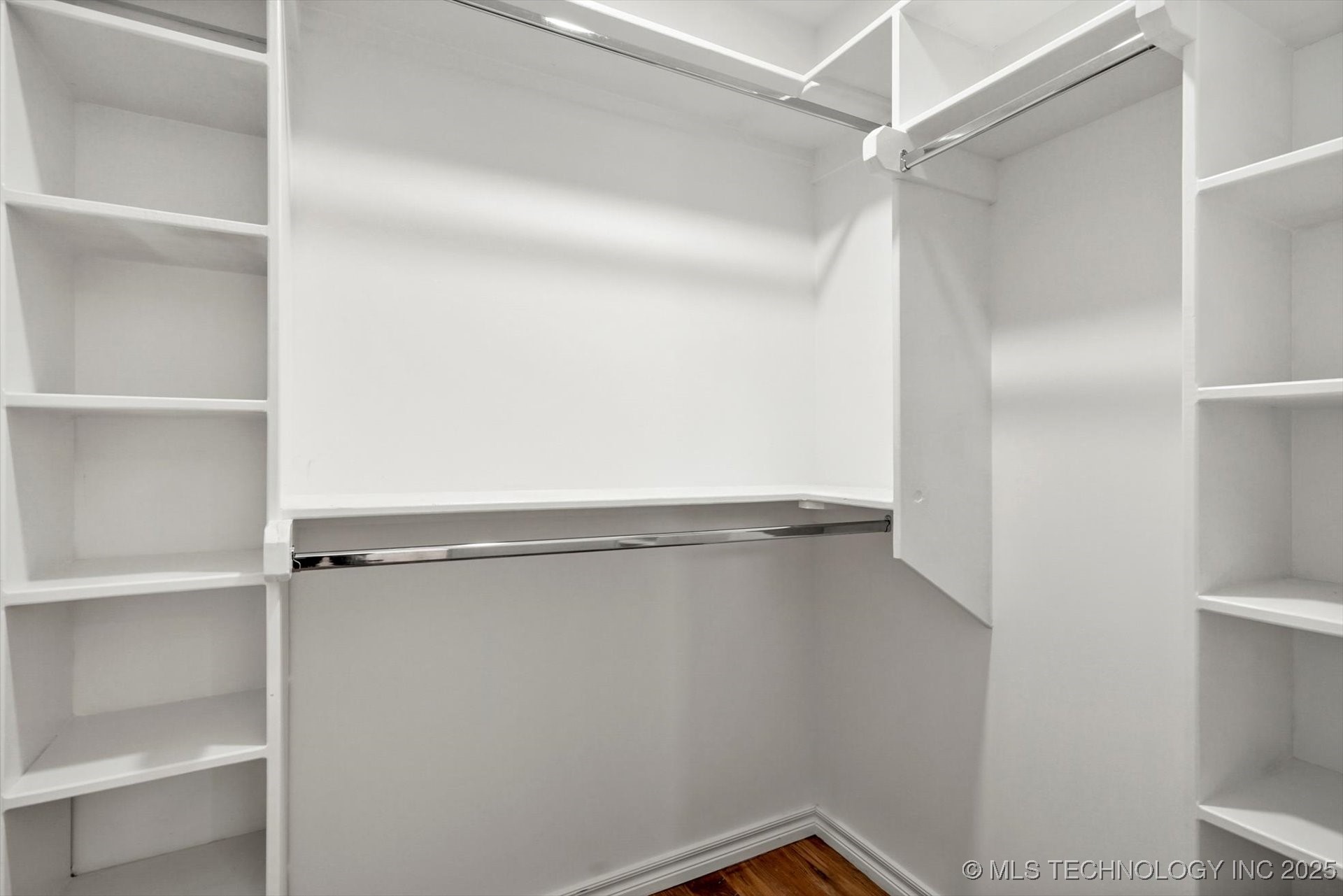 1049 N Oswego Avenue Property Photo 19