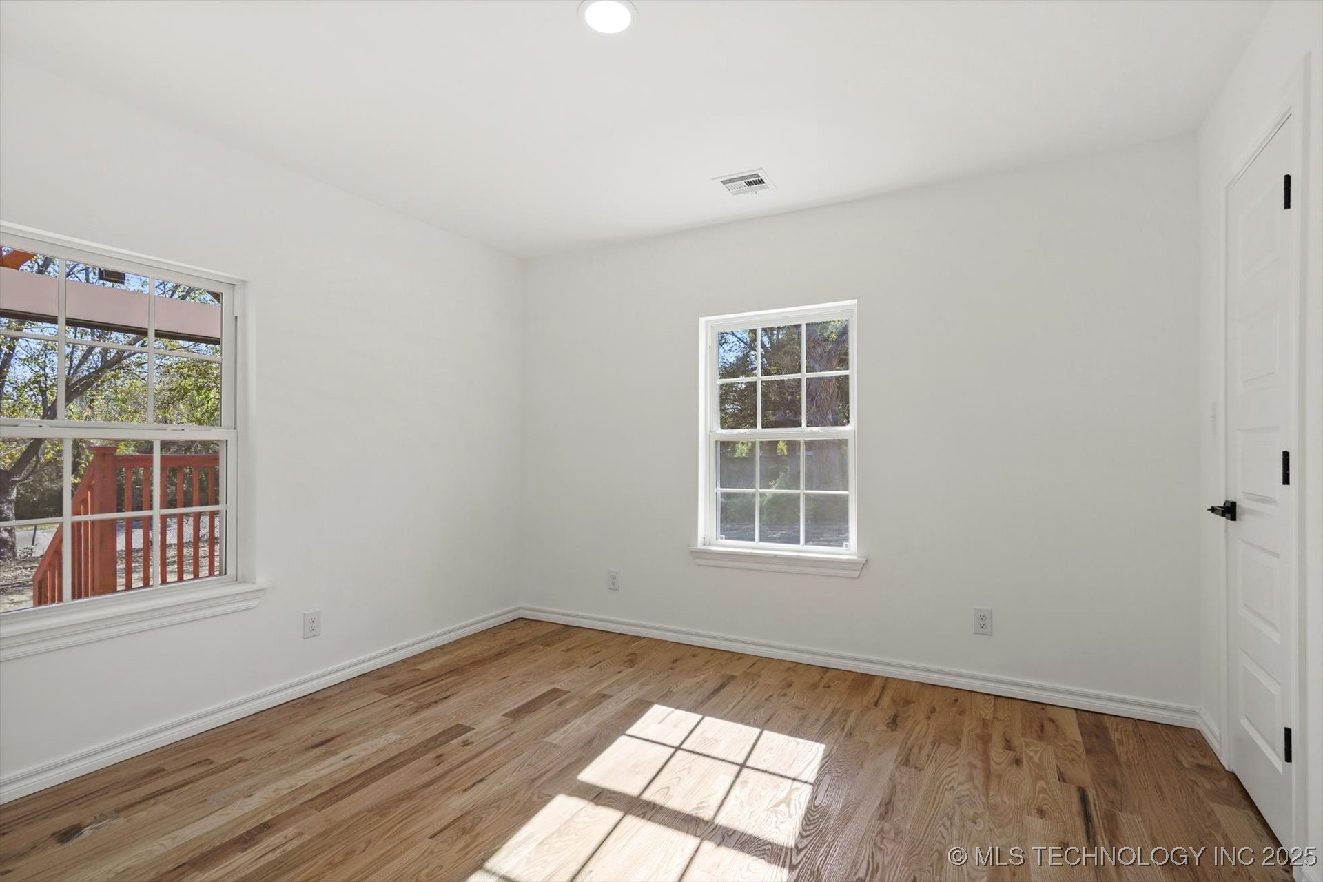 1049 N Oswego Avenue Property Photo 20