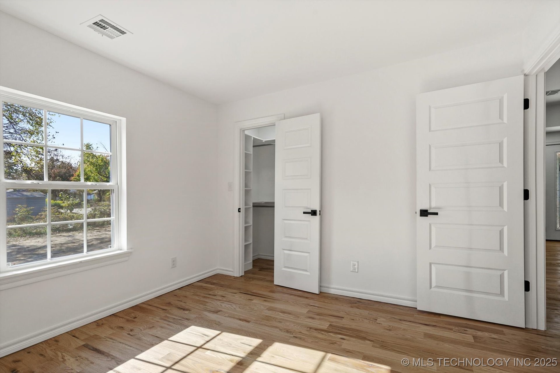 1049 N Oswego Avenue Property Photo 22