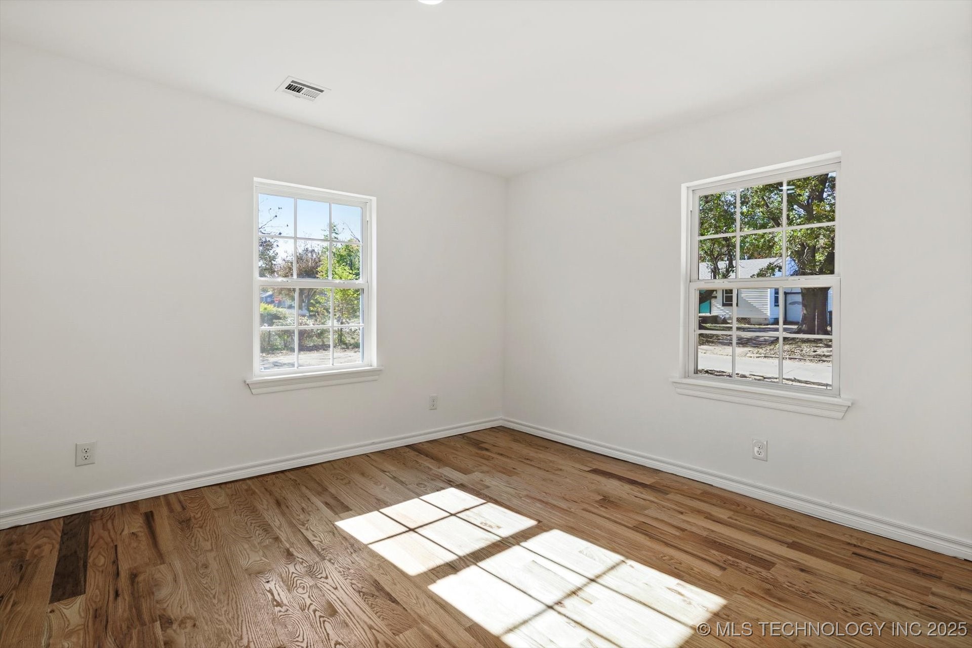 1049 N Oswego Avenue Property Photo 24