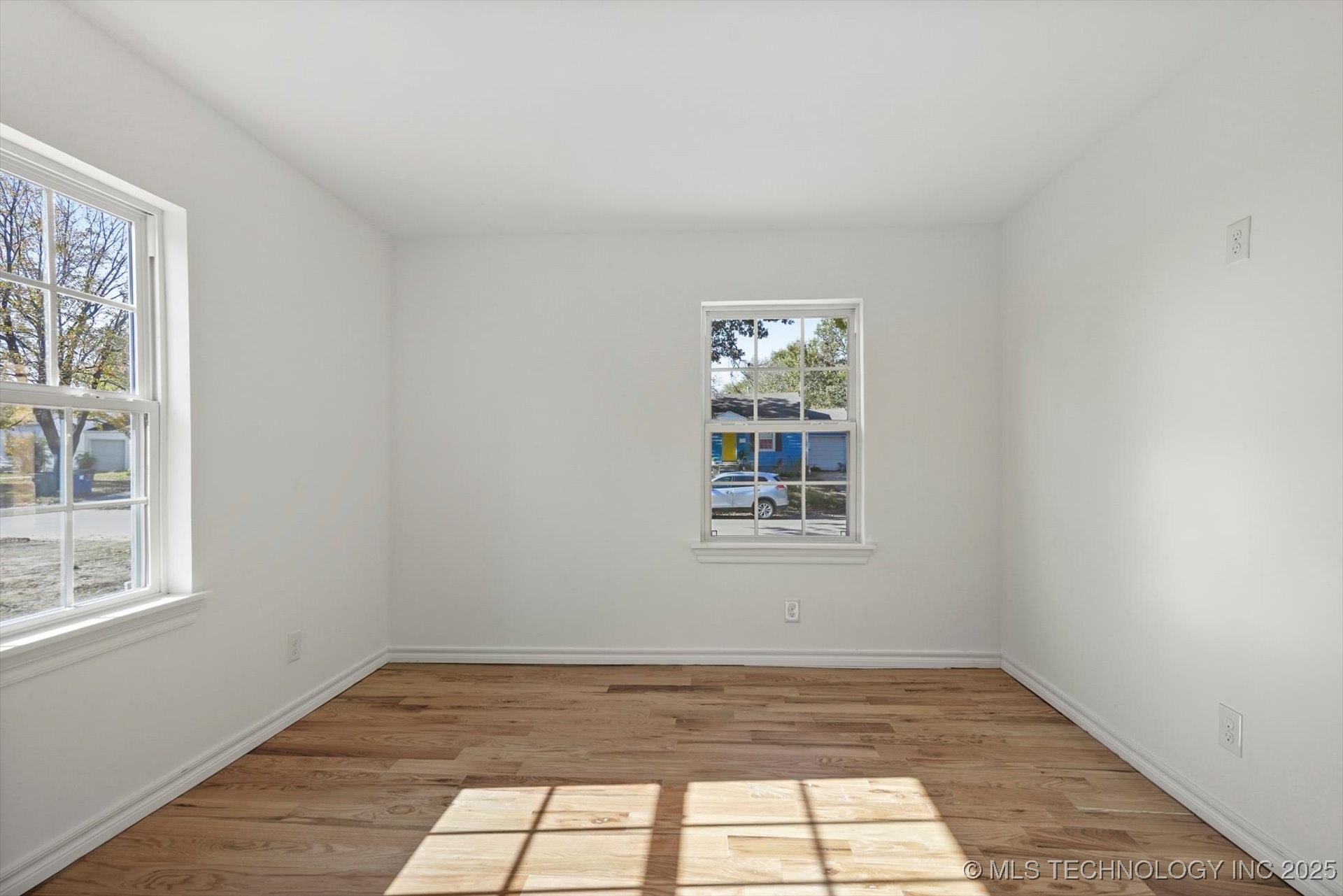 1049 N Oswego Avenue Property Photo 25