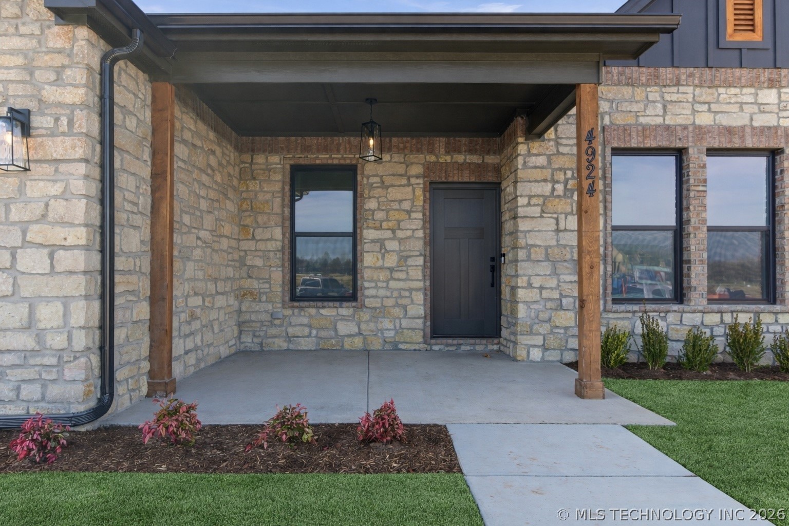 4924 N Walnut Avenue Property Photo 3