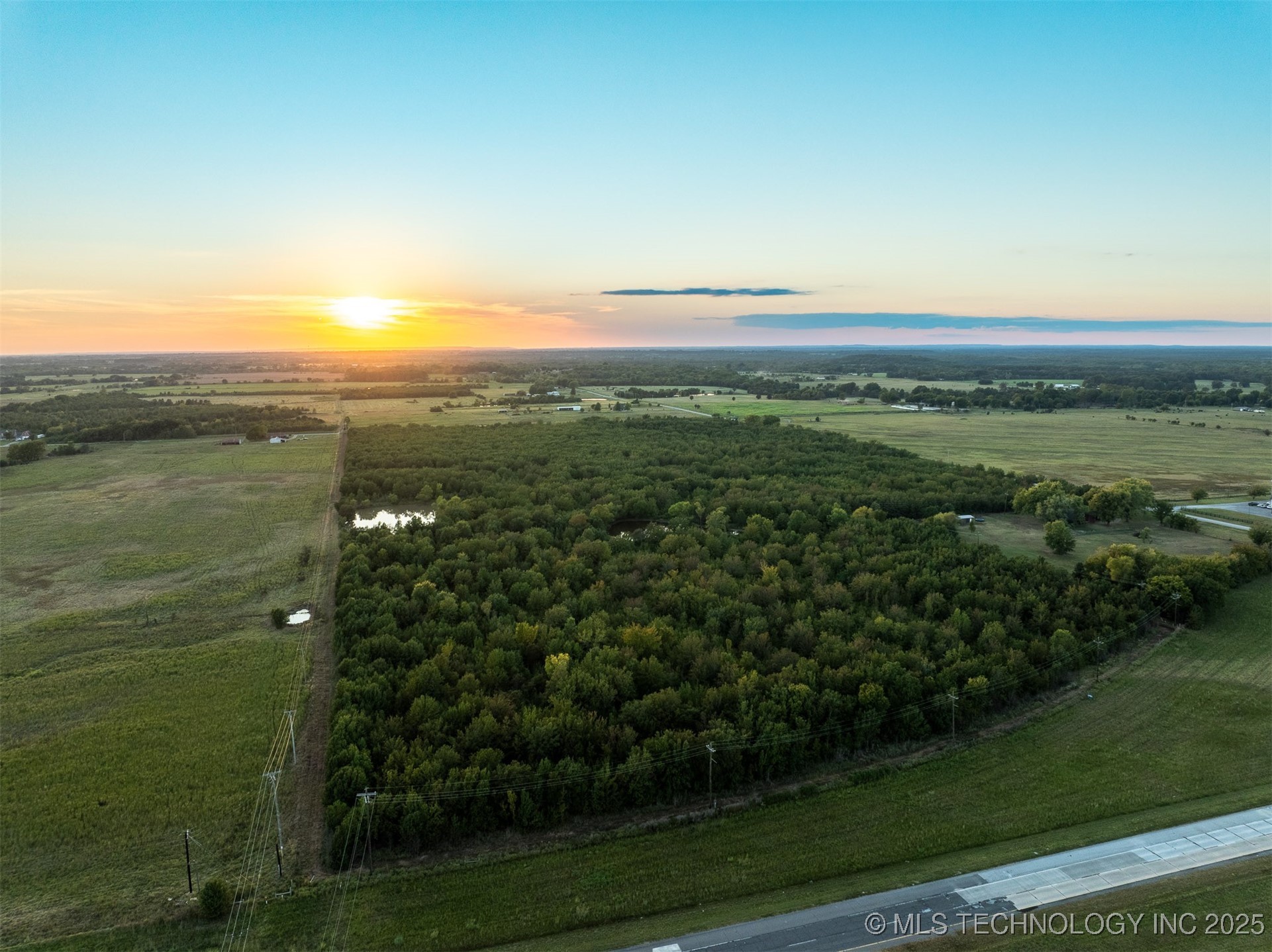 7 W 90th Street N Property Photo 1