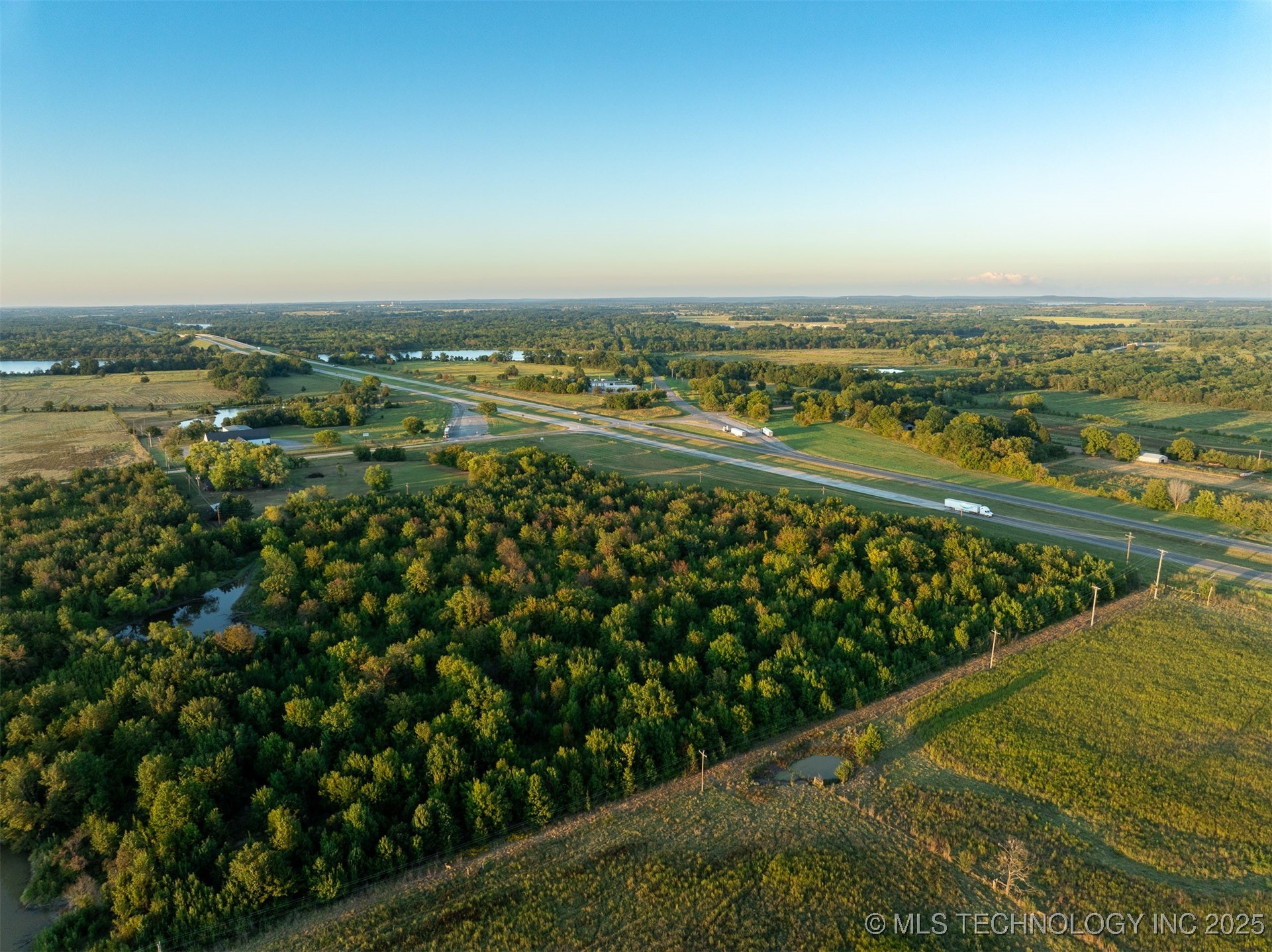 7 W 90th Street N Property Photo 4