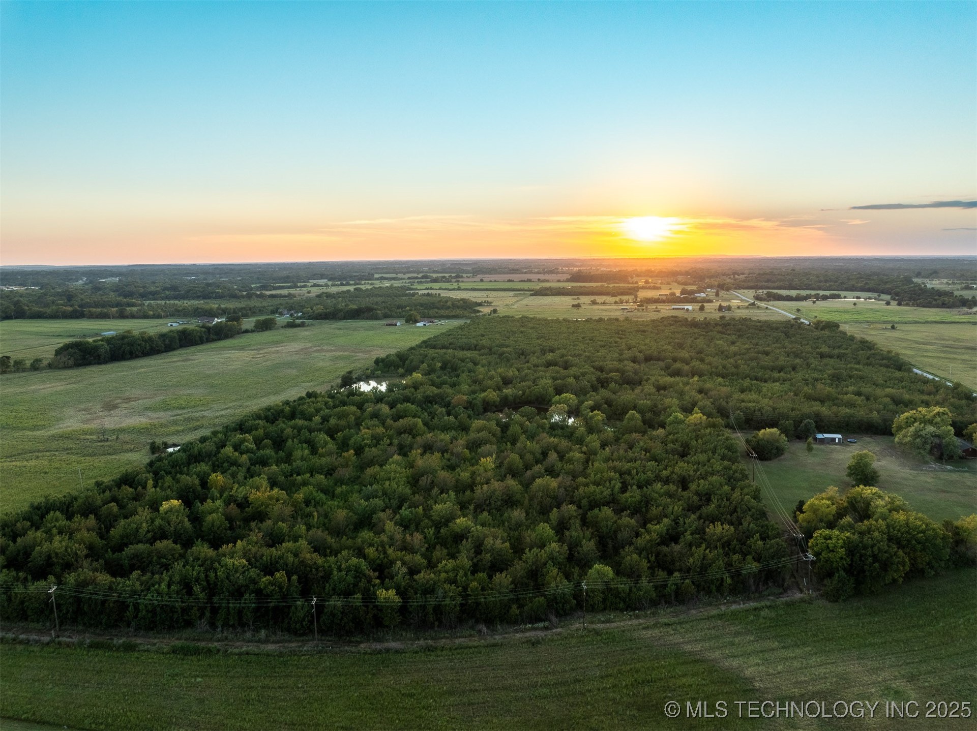 7 W 90th Street N Property Photo 9