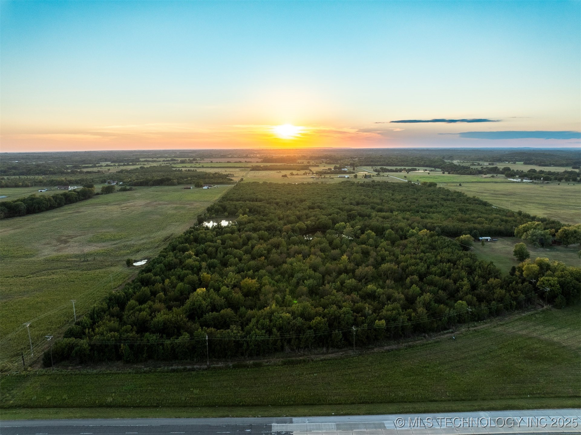 7 W 90th Street N Property Photo 11