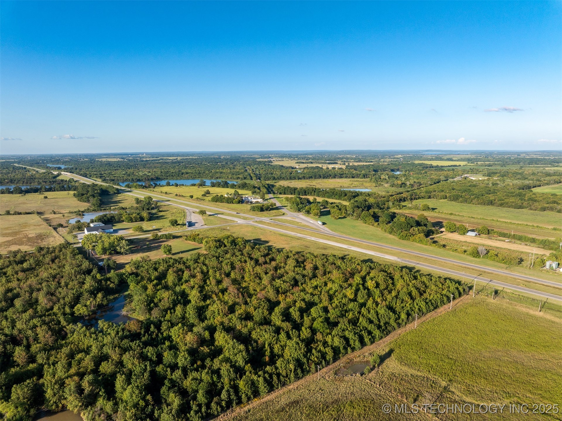 7 W 90th Street N Property Photo 39