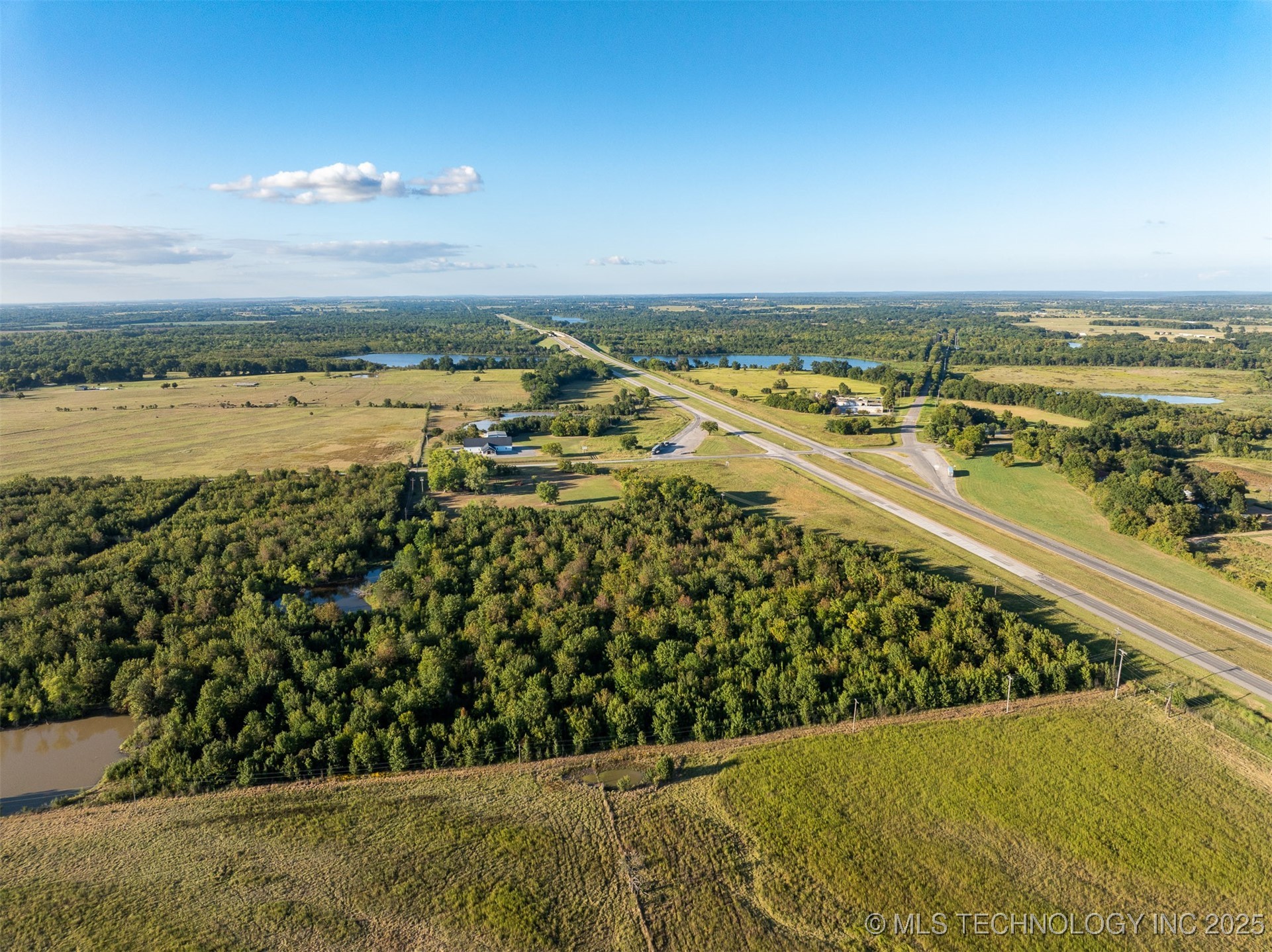 7 W 90th Street N Property Photo 40