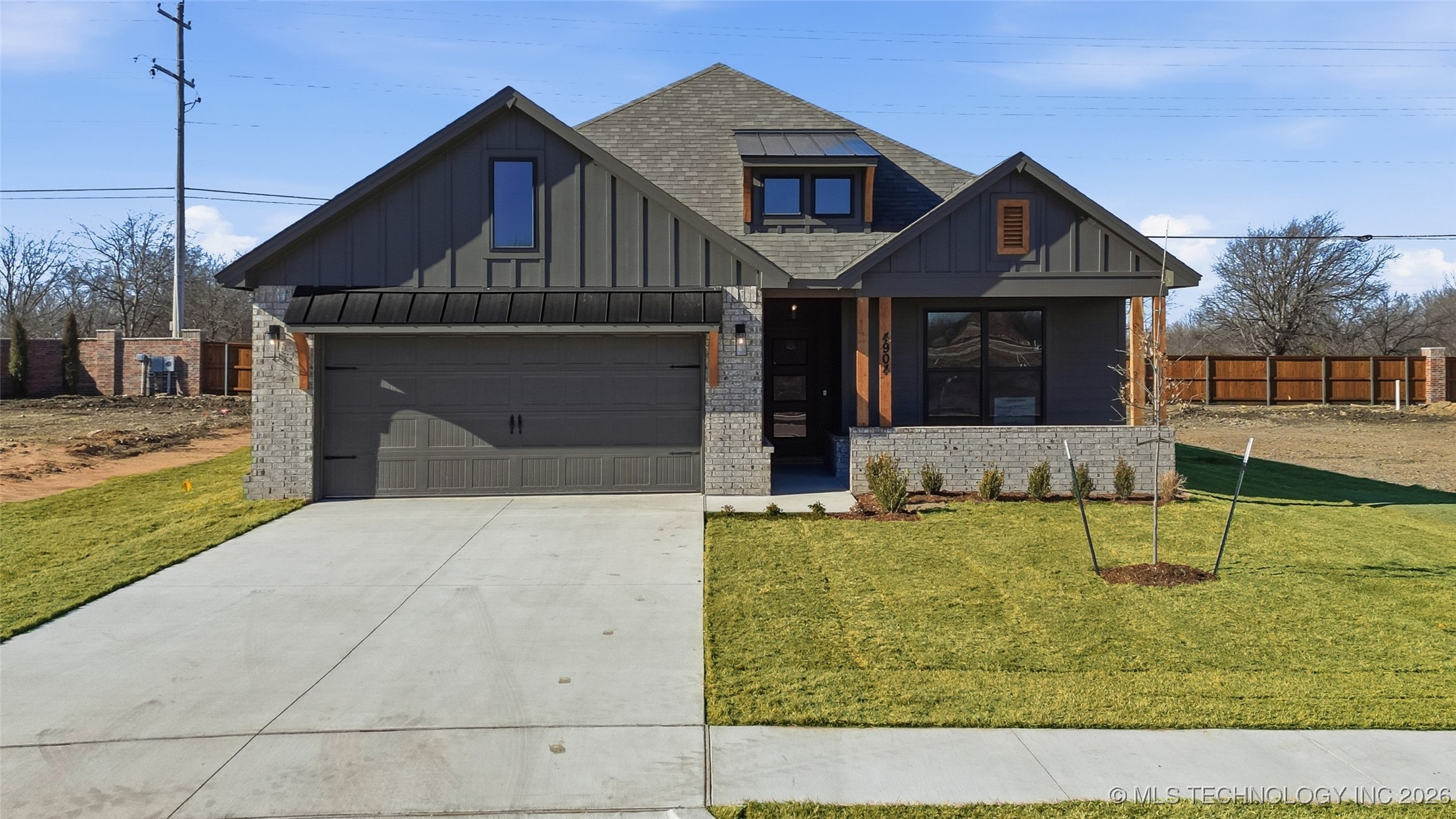 4904 N Walnut Avenue Property Photo 1