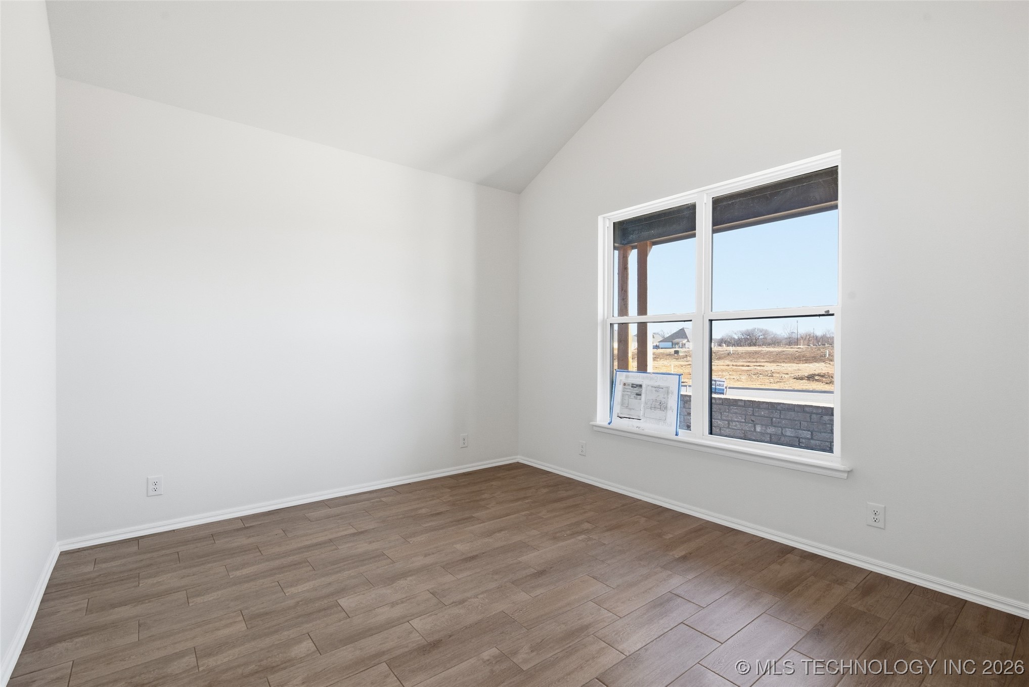 4904 N Walnut Avenue Property Photo 6