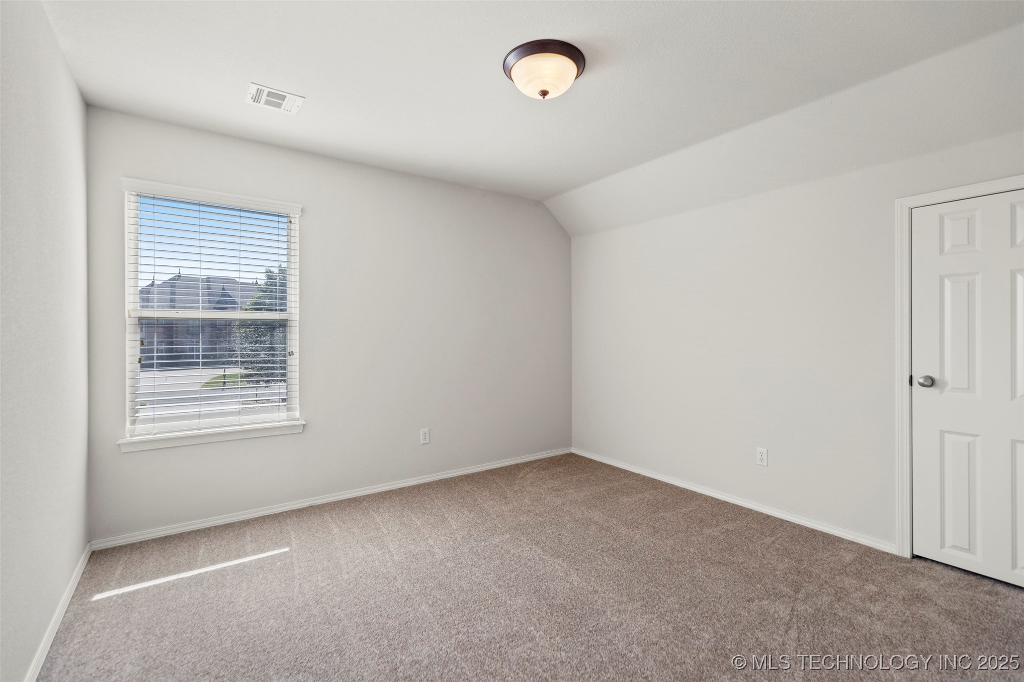 2000 W Vail Street Property Photo 21