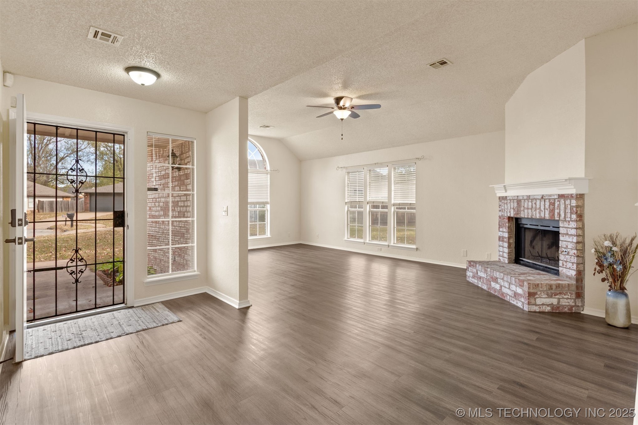 3908 S Walnut Avenue Property Photo 6