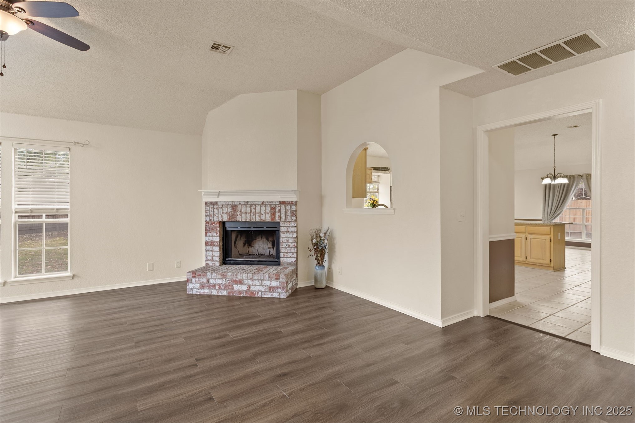 3908 S Walnut Avenue Property Photo 7