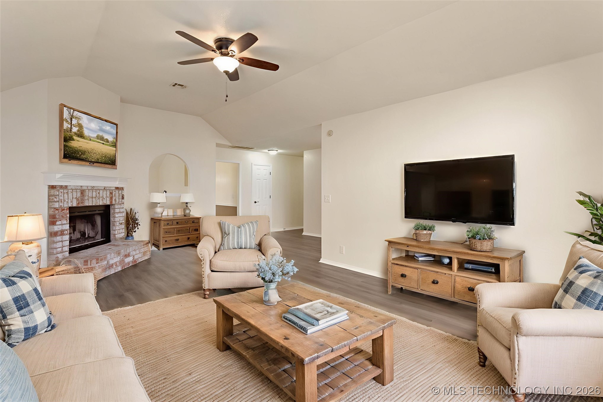 3908 S Walnut Avenue Property Photo 8