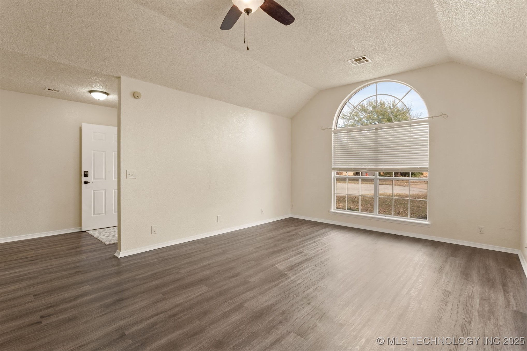 3908 S Walnut Avenue Property Photo 9