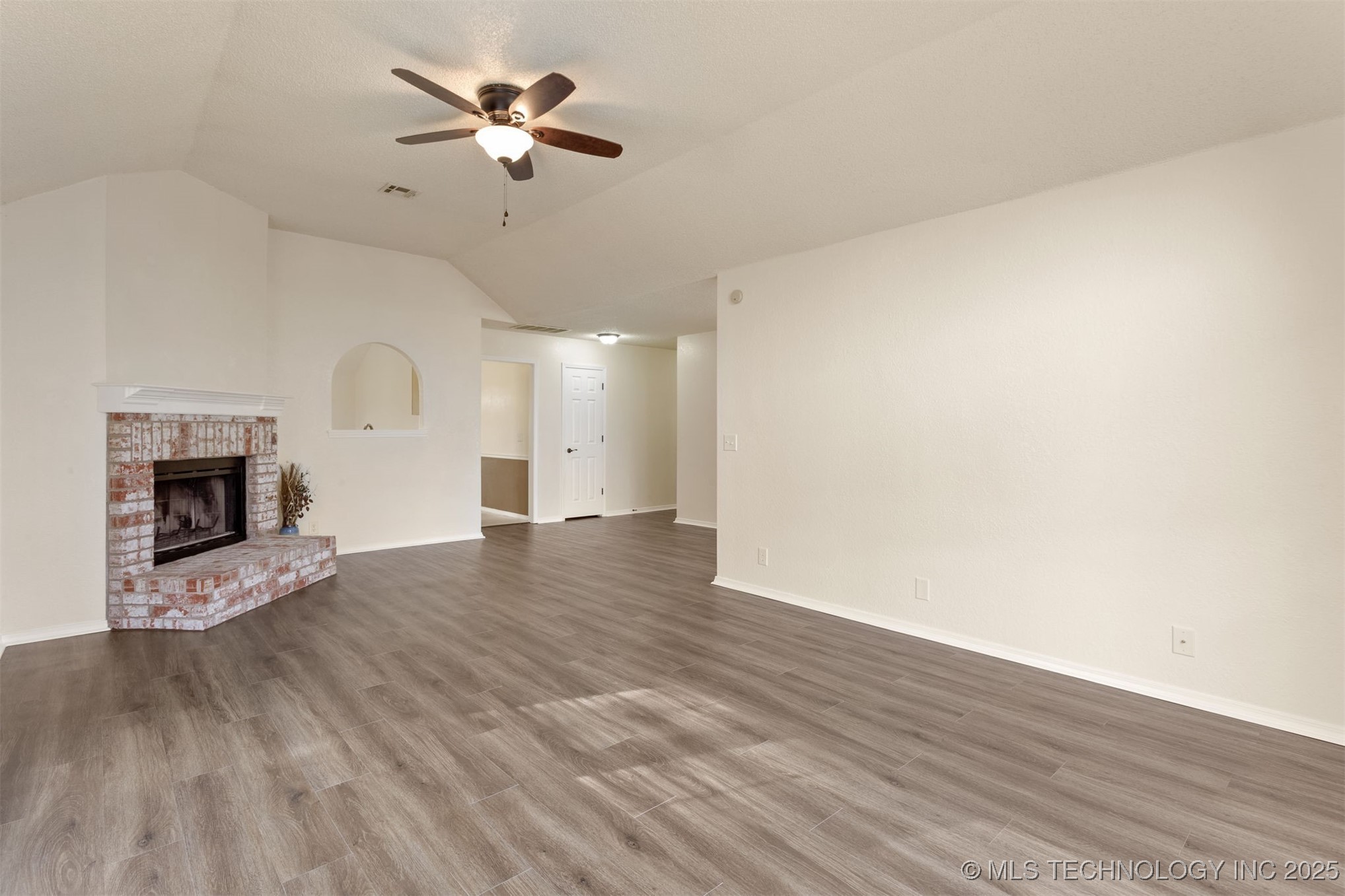 3908 S Walnut Avenue Property Photo 10