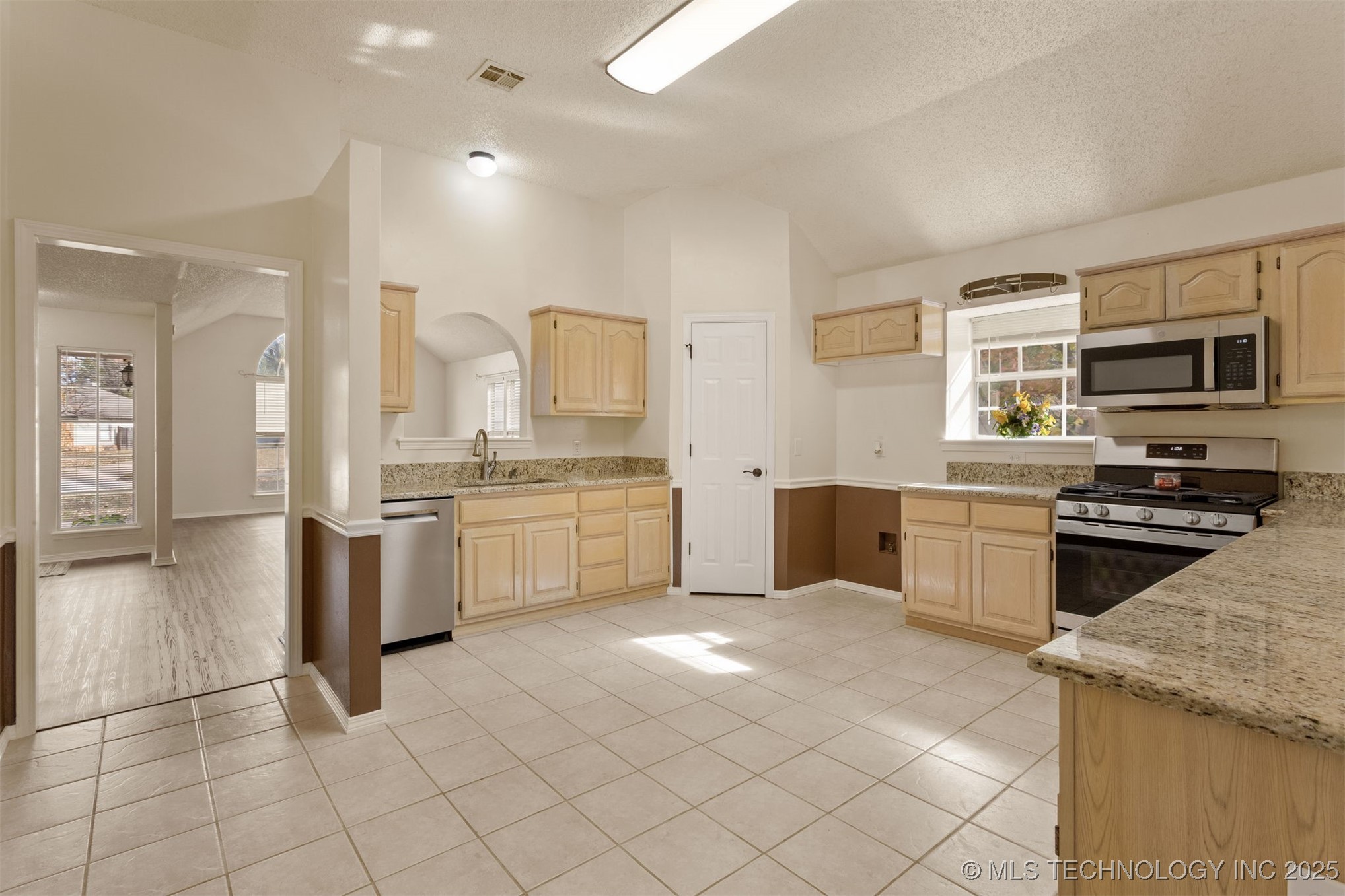 3908 S Walnut Avenue Property Photo 13