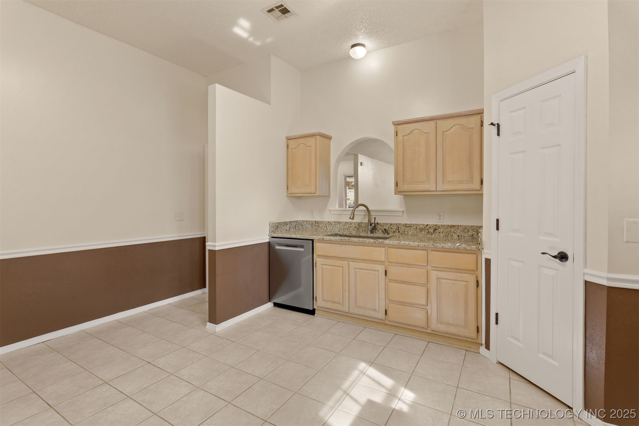 3908 S Walnut Avenue Property Photo 16