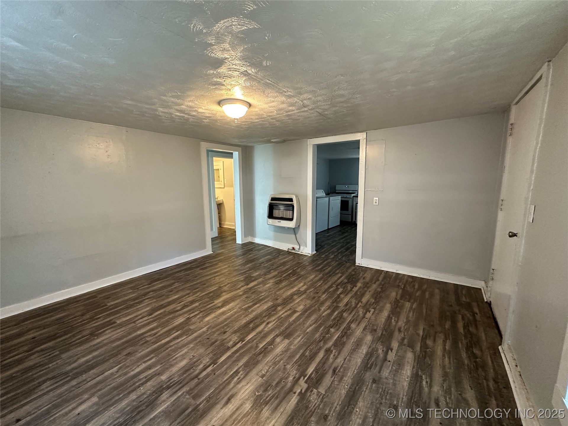 501 W Elm Street Property Photo 6