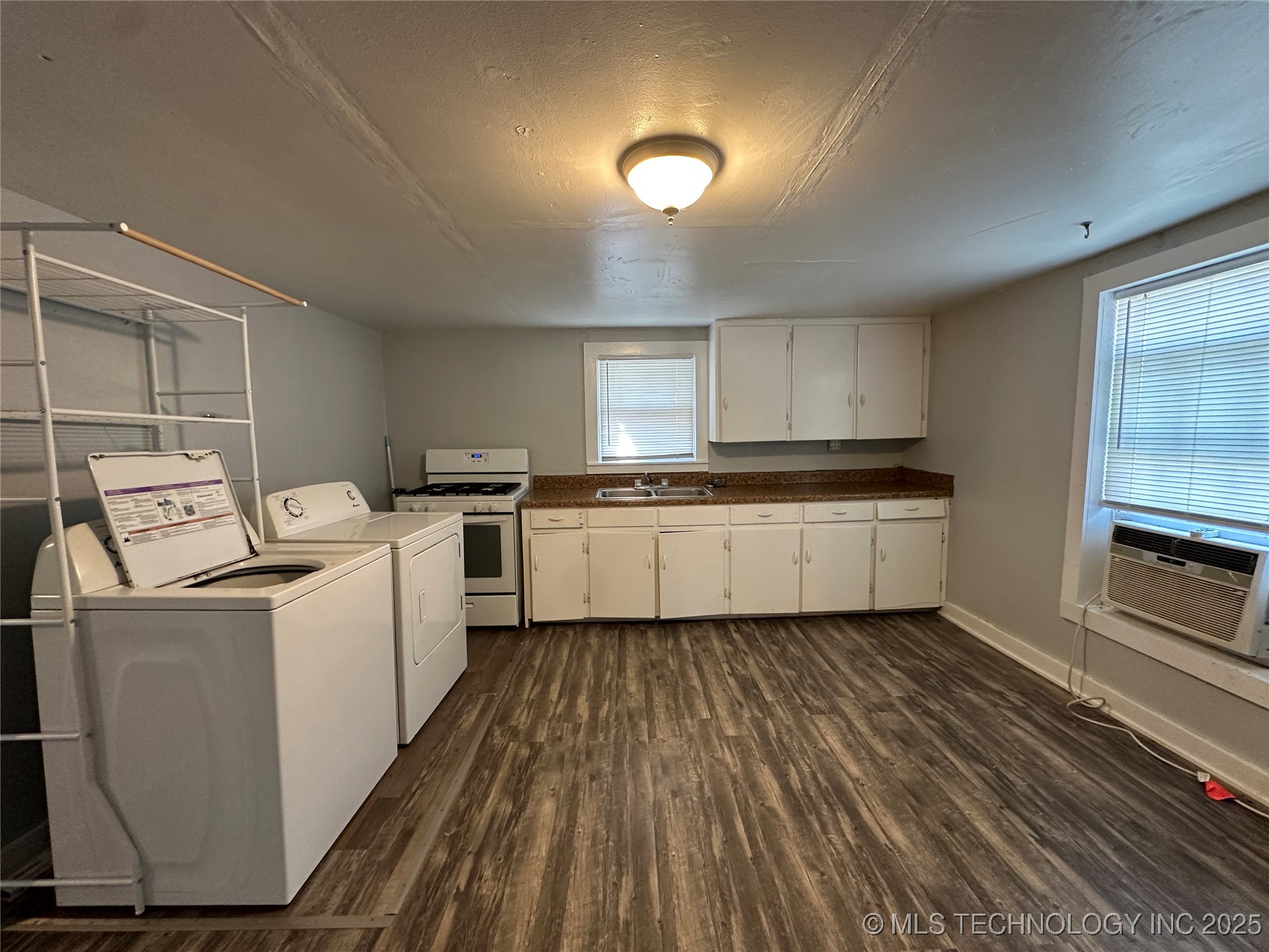 501 W Elm Street Property Photo 7