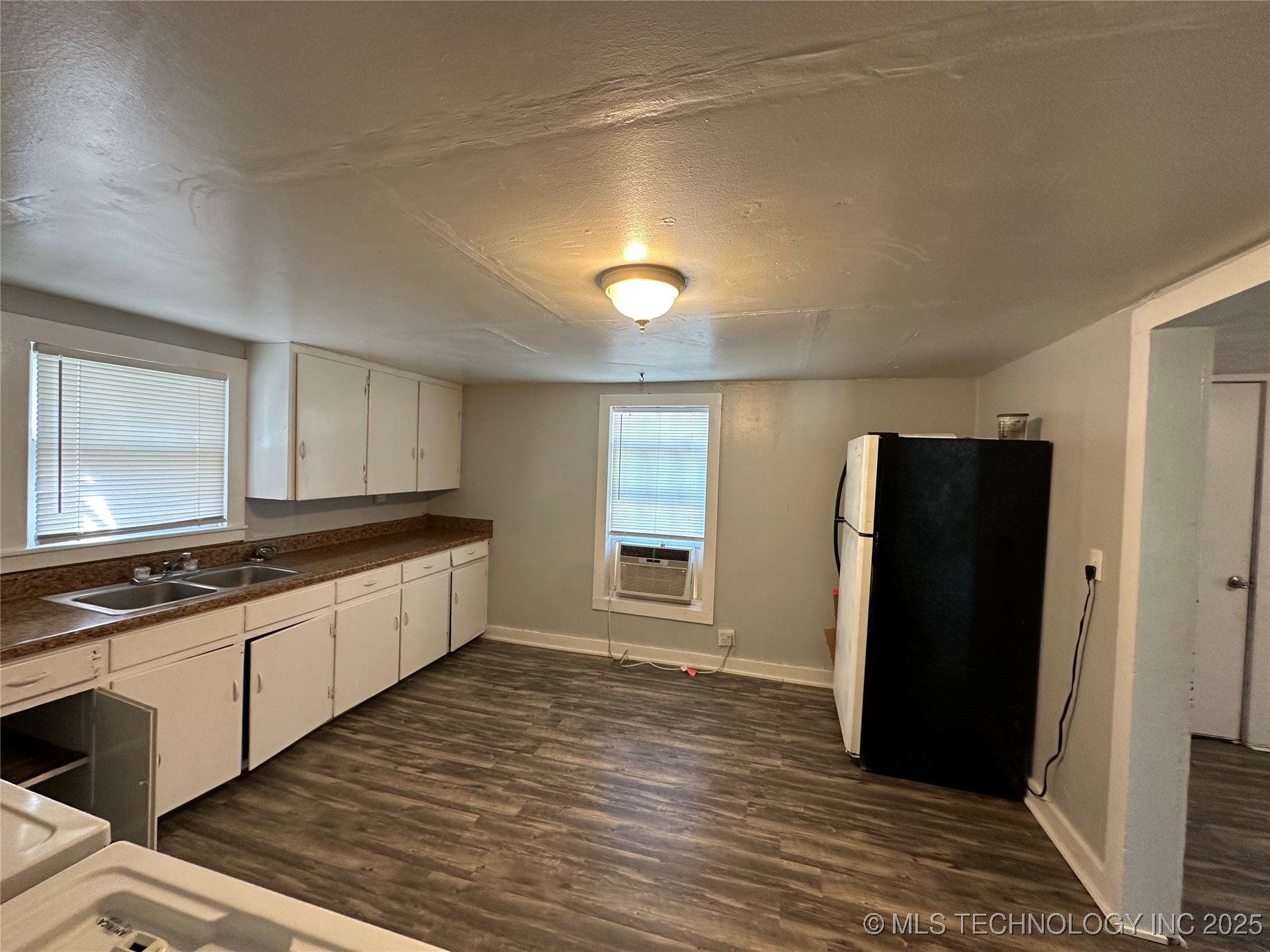 501 W Elm Street Property Photo 8