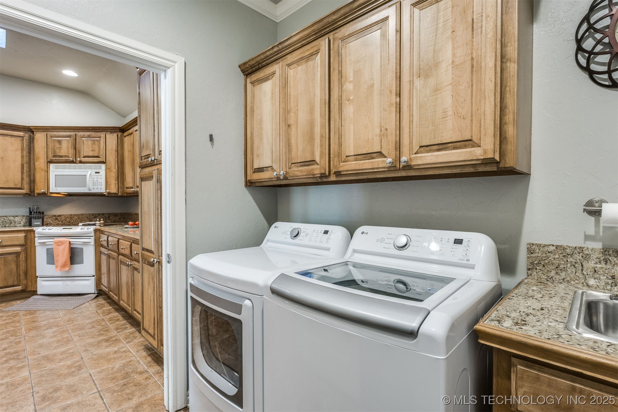 1262 Augusta Property Photo 11