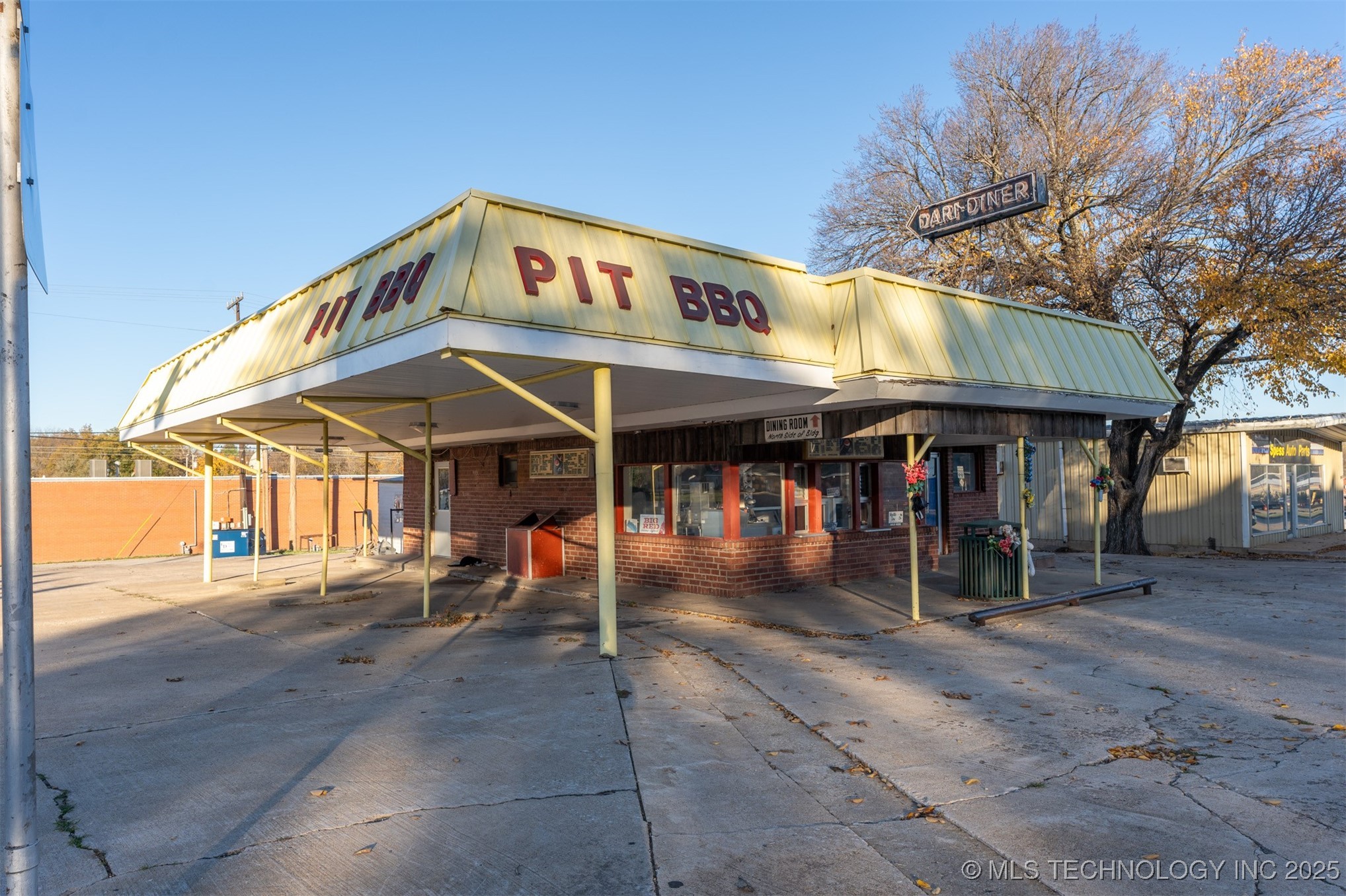 200 N Broadway Street Property Photo 1